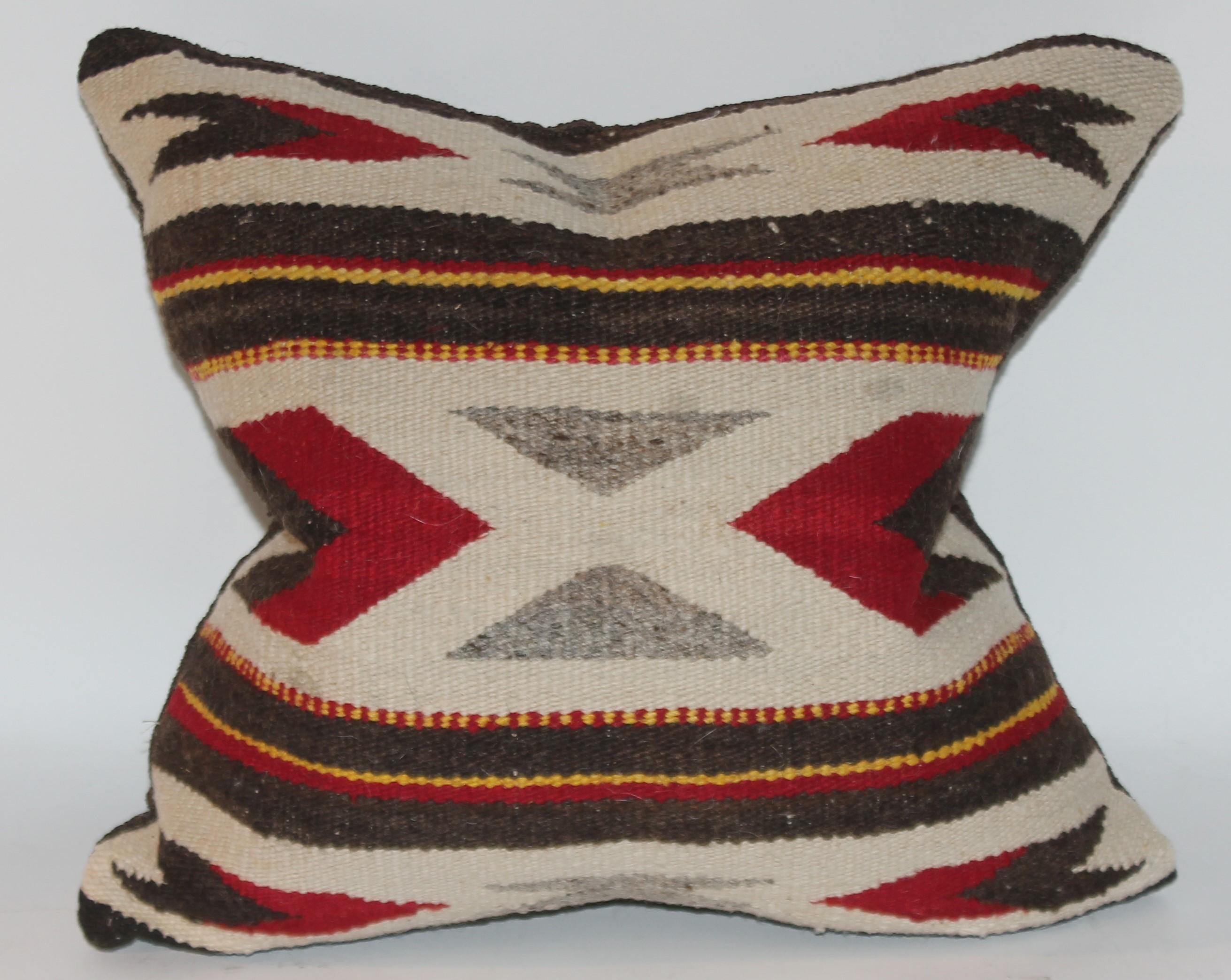 Ce coussin en tissage indien Navajo est en excellent état et possède un support en lin. L'insert est en duvet et en plumes.