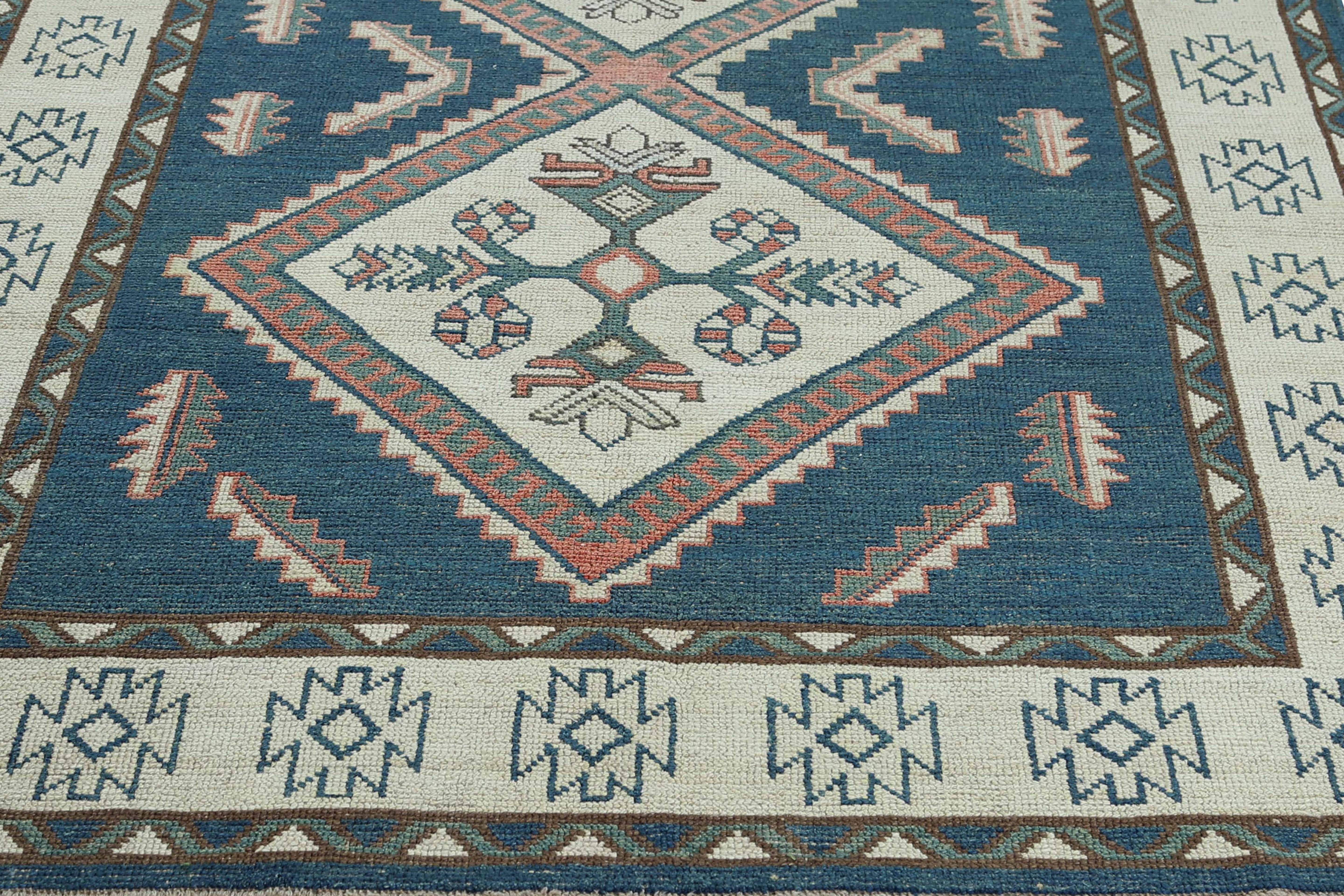 Añade un toque de sofisticación moderna a tu sala de estar con esta preciosa alfombra turca, que mide 2,5 x 2,5 cm. La alfombra presenta un llamativo dibujo geométrico, con tonos contrastados de azul marino que crean una sensación de profundidad y