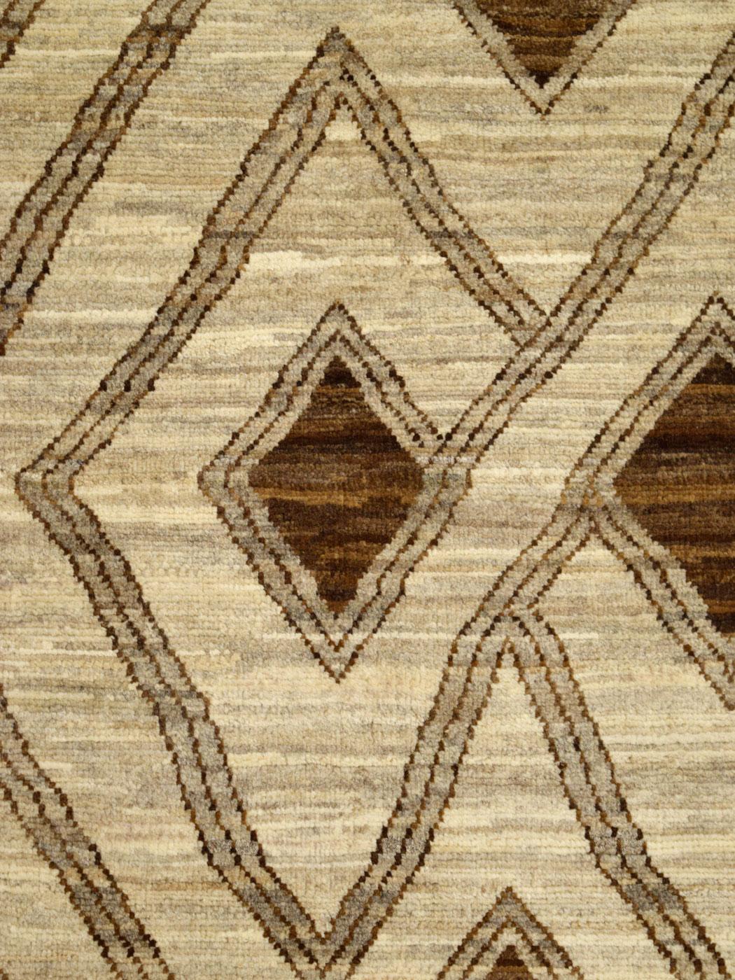 Geometrischer Wollteppich aus der Jahrhundertmitte in Brown und Creme, 6' x 9' (Wolle) im Angebot