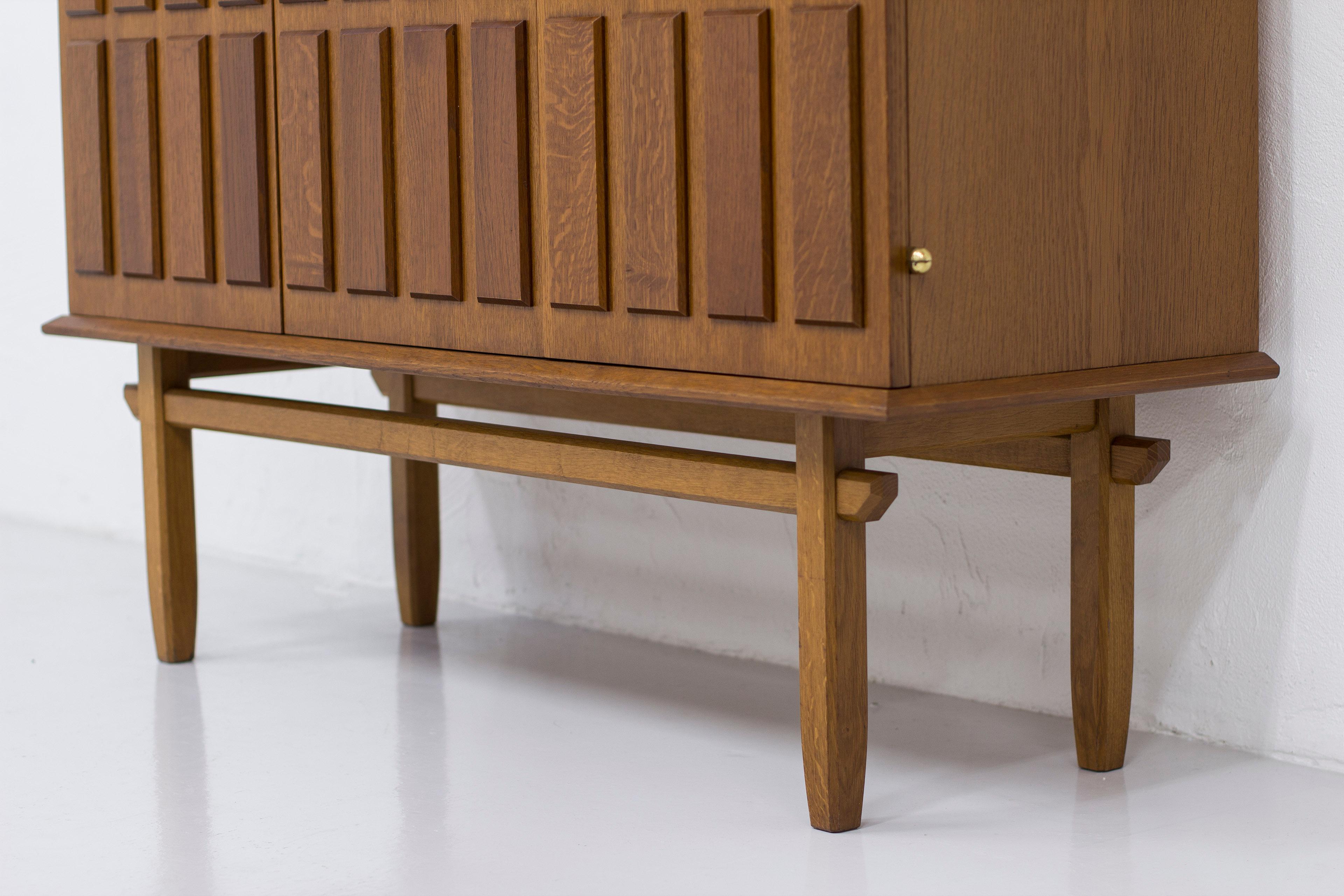Geometric oak cabinet by Eyvind Beckman, Swedish Modern, 1940-50s For Sale 4