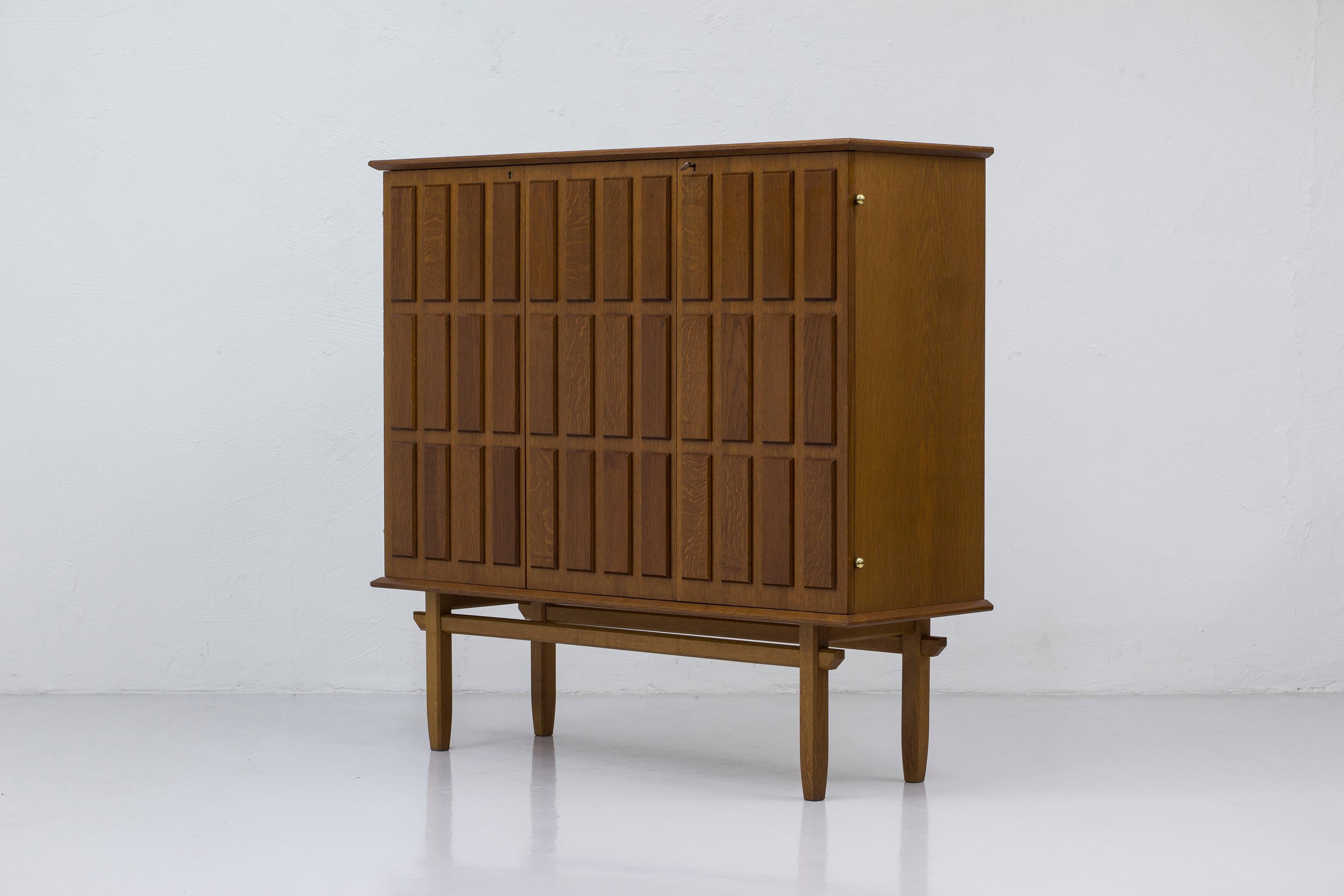Geometric oak cabinet by Eyvind Beckman, Swedish Modern, 1940-50s For Sale 8