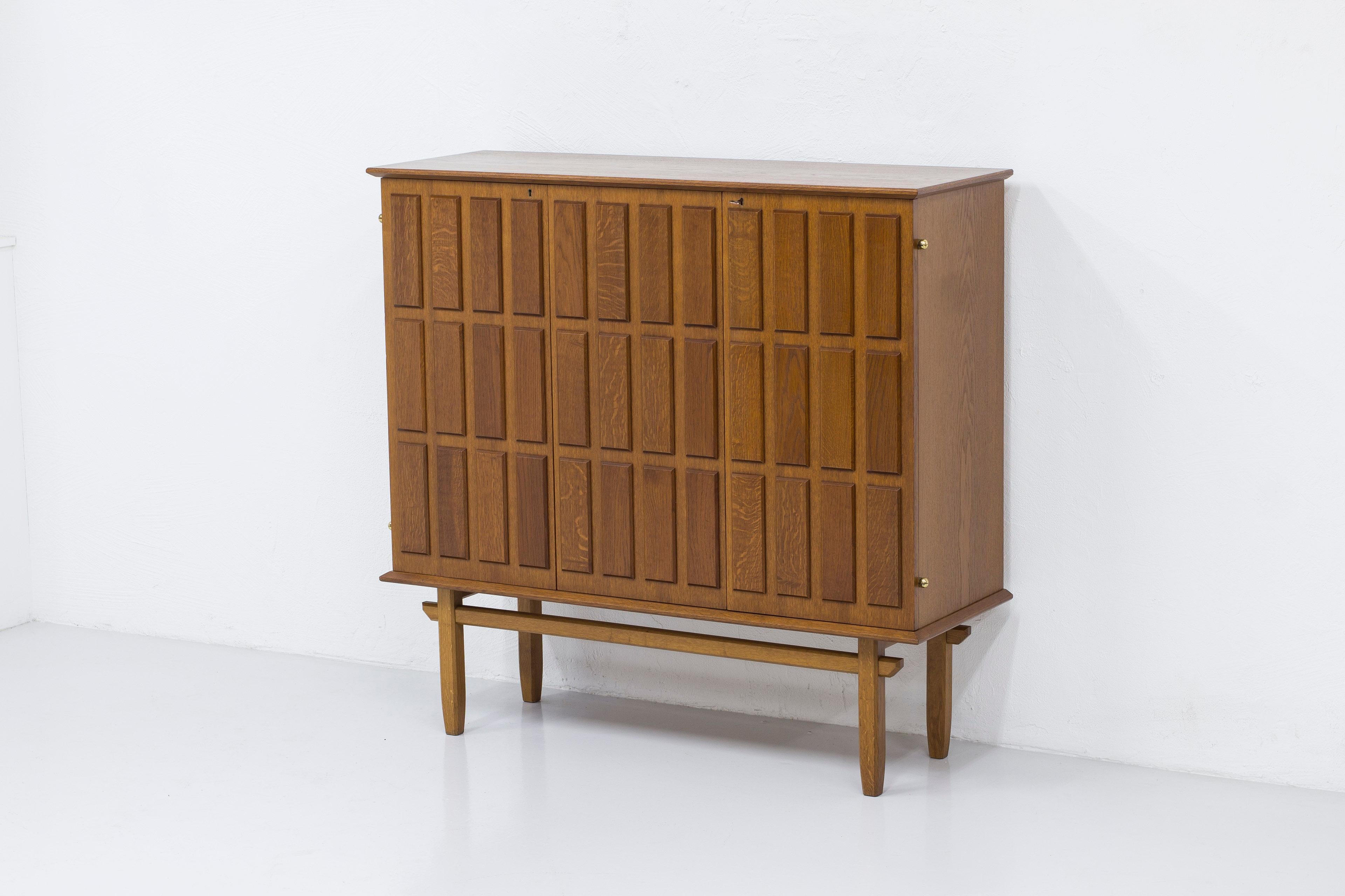 Geometric oak cabinet by Eyvind Beckman, Swedish Modern, 1940-50s In Good Condition For Sale In Hägersten, SE