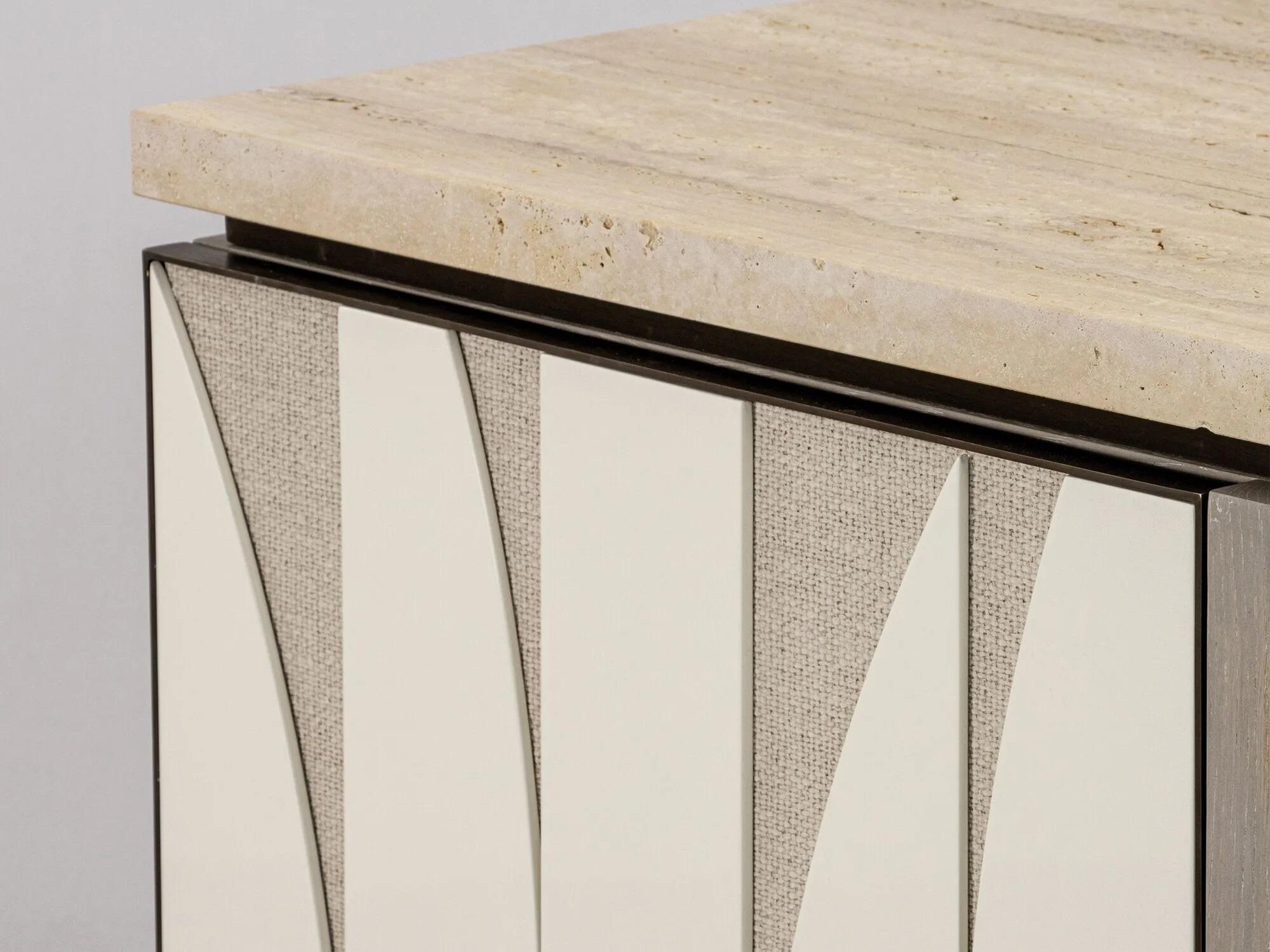 Moderno Mobile geometrico in Oak con accenti in ottone, piano in travertino e pannelli in Fabrice in vendita