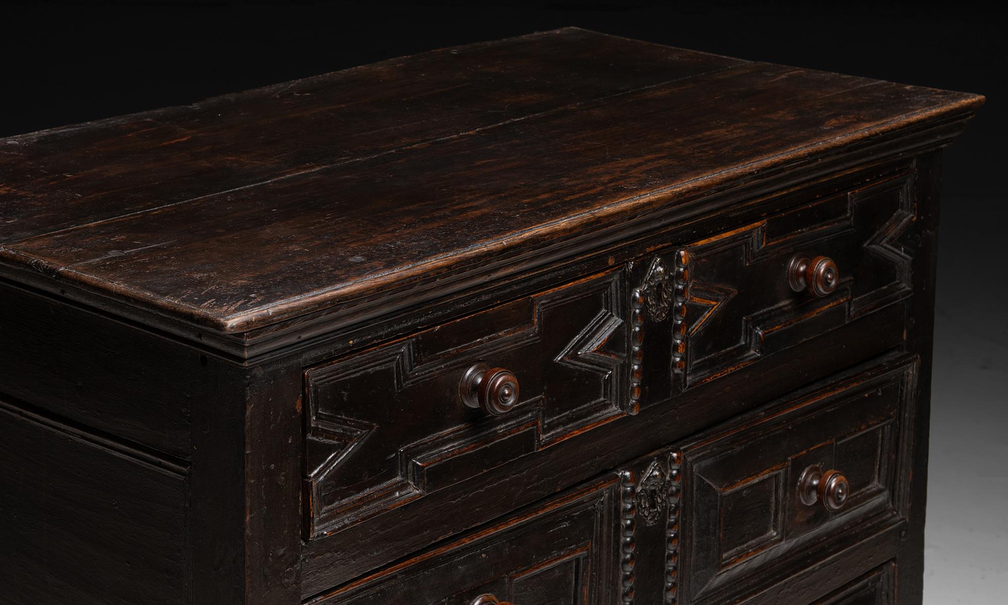 Geometric Oak Chest, England circa 1690 In Good Condition For Sale In Culver City, CA