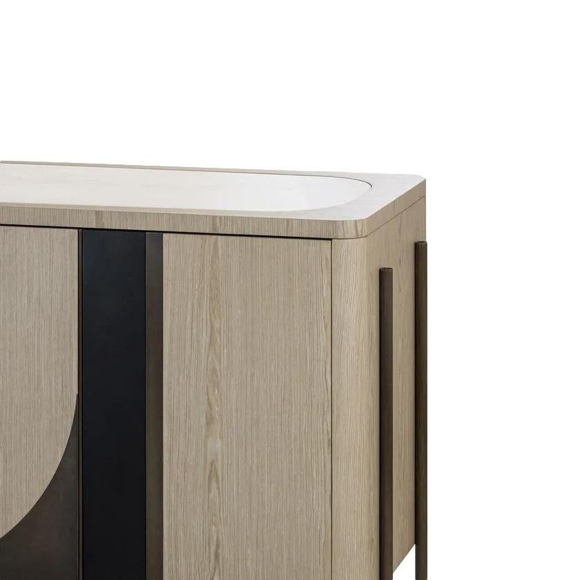 Moderne Buffet géométrique en chêne avec pieds en laiton et plateau en marbre Estremoz en vente