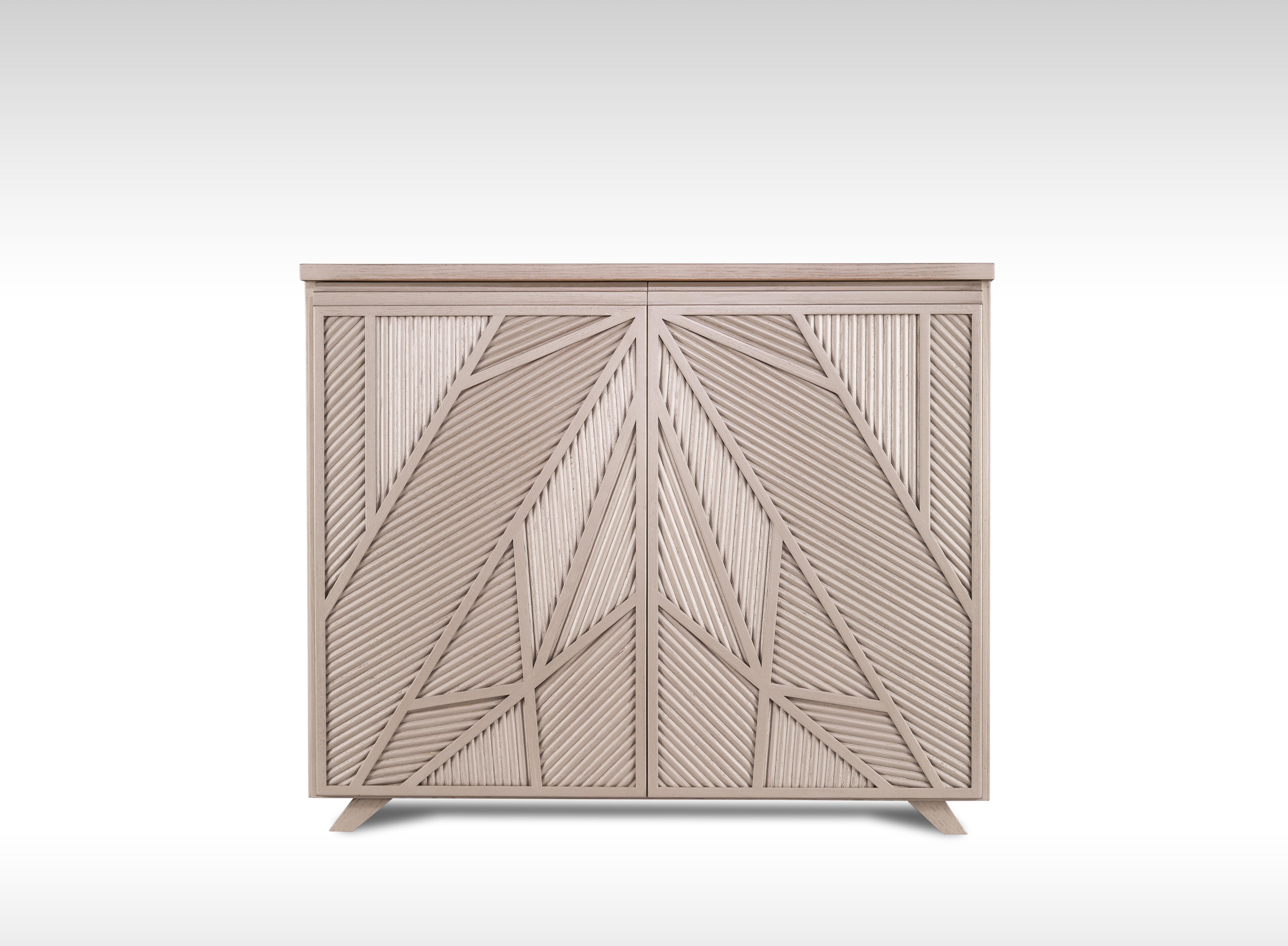 Armario Geométrico de Palos de Roble Inspirado en el Antiguo Egipto Uso de las Ramas de Palma. 
Nuestro exclusivo armario Cool Palm está fabricado con palos de madera de roble teñido que manifiestan el uso de palmeras tejidas en la herencia egipcia.
