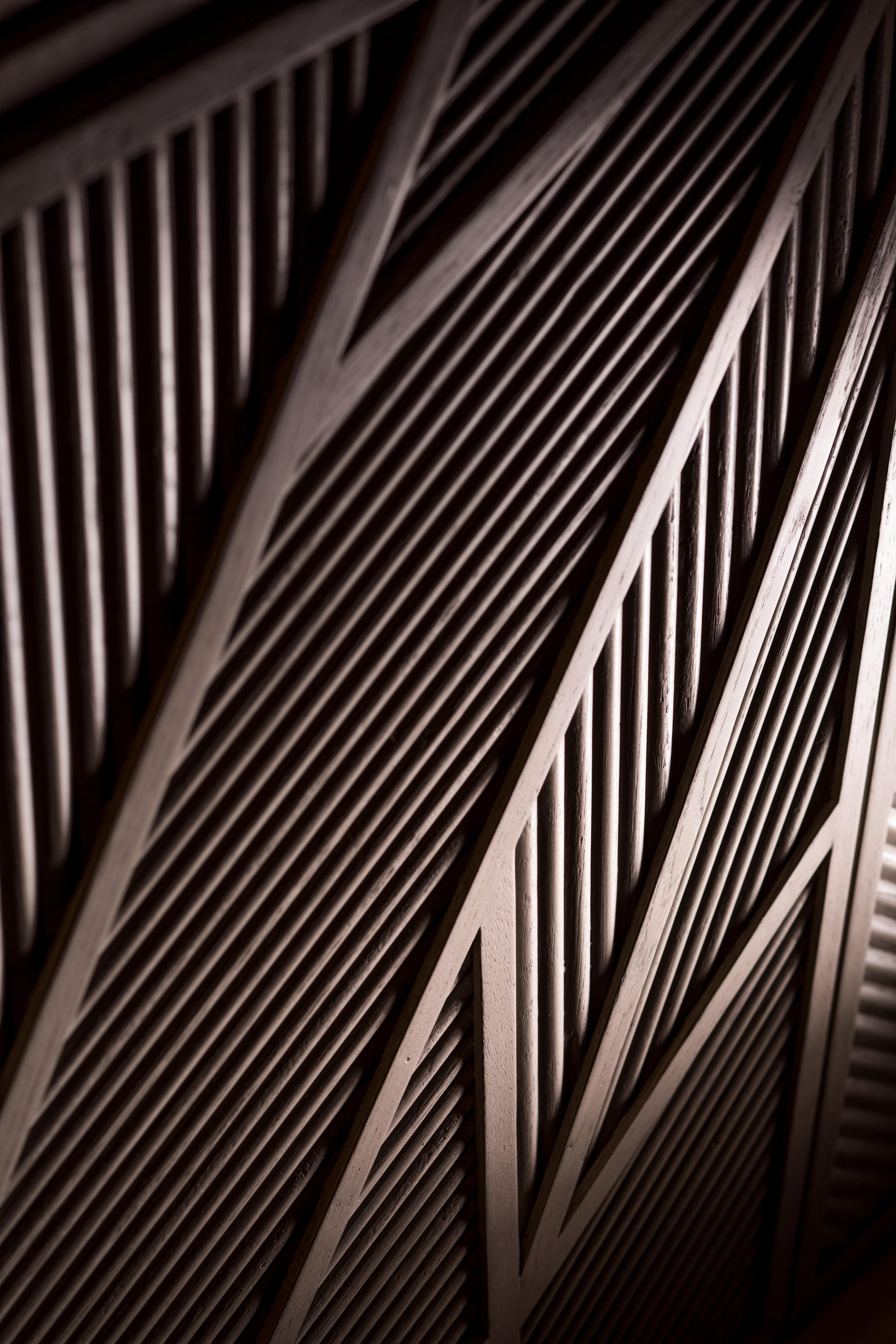 XXIe siècle et contemporain Armoire géométrique en Oak Sticks inspirée de l'ancienne Égypte Utilisation de branches de palmier en vente
