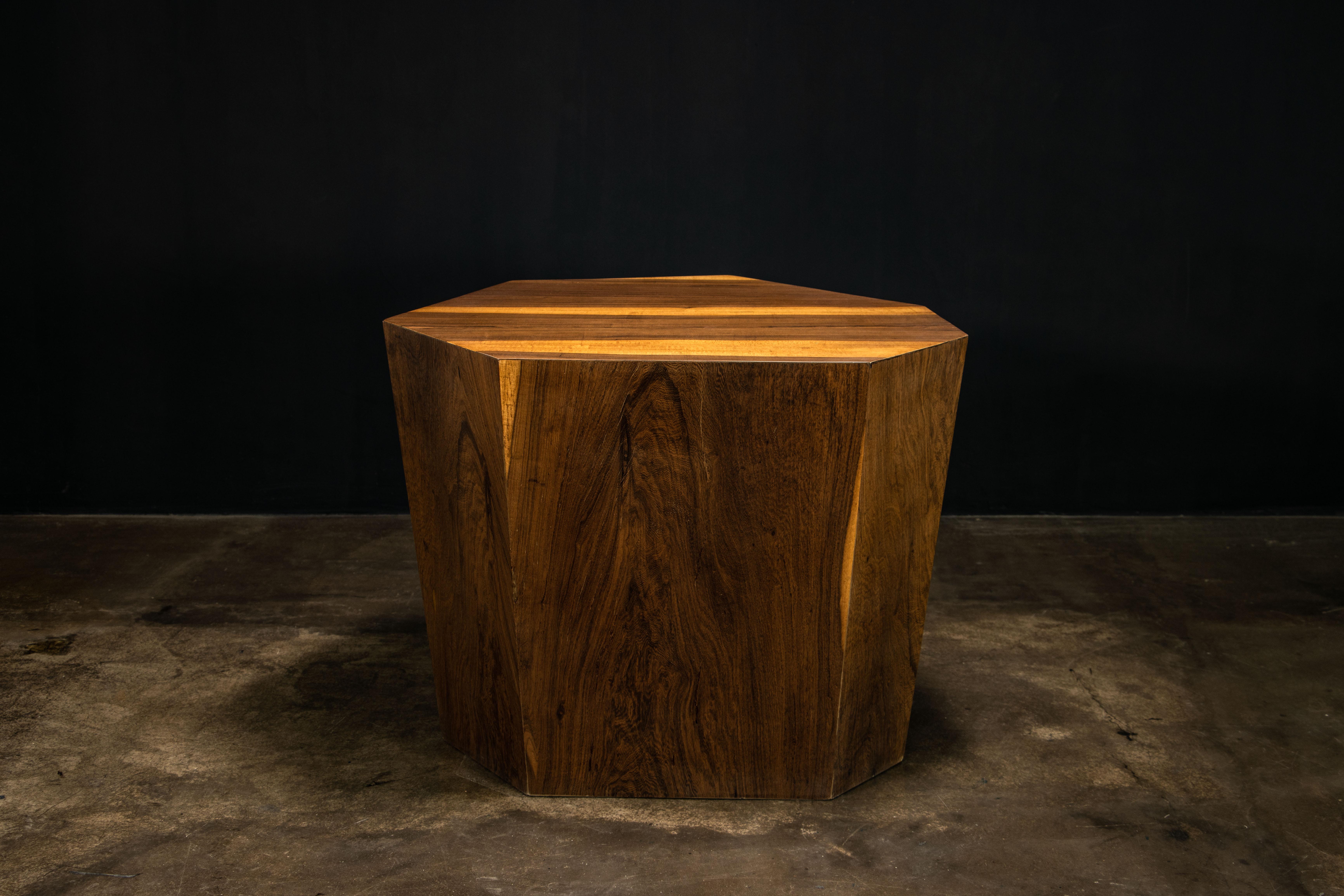 Geometrischer Beistelltisch aus Argentinischem Palisanderholz von Costantini, Clariss (Holzarbeit) im Angebot