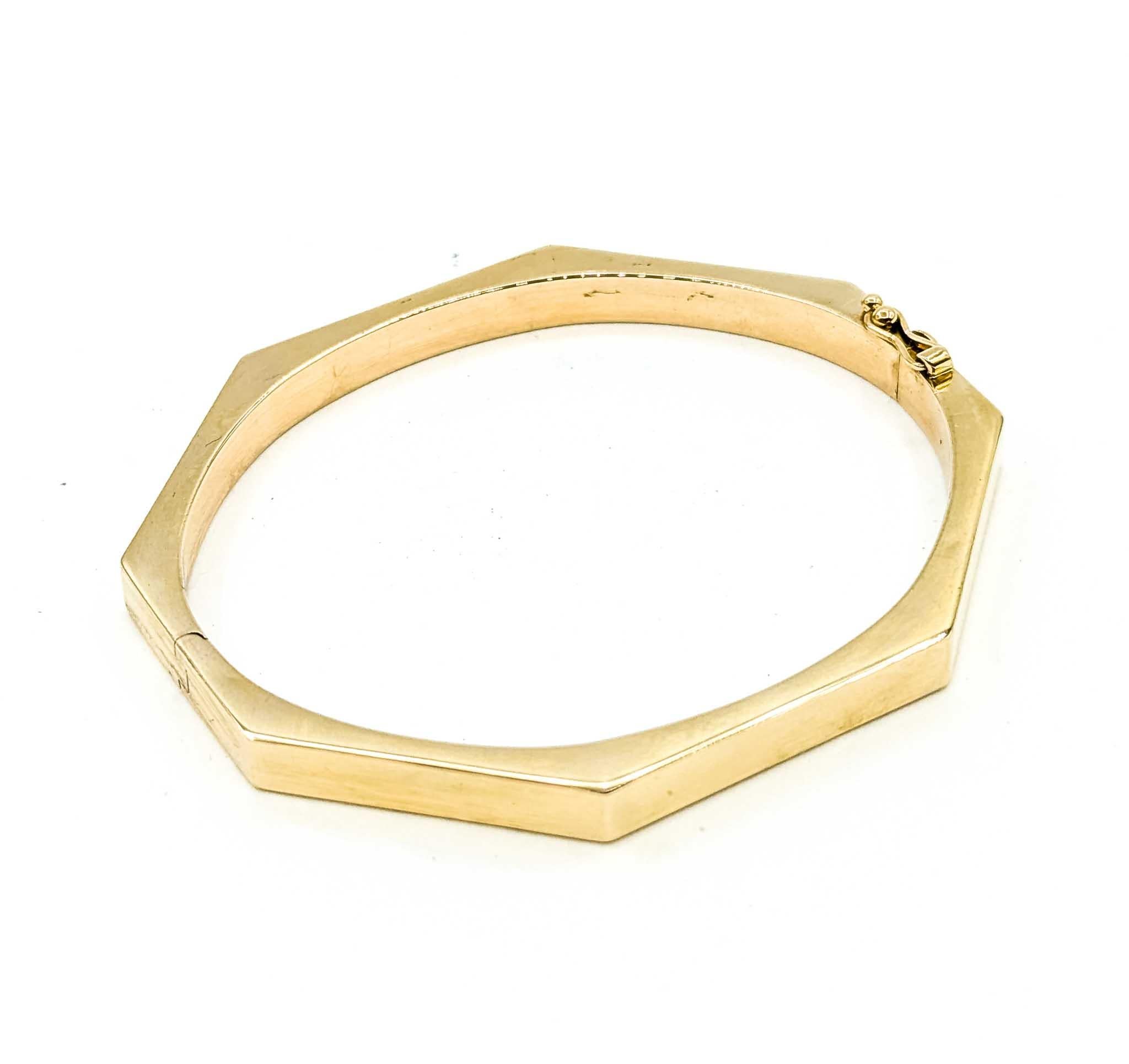 Ce bracelet octogonal est réalisé en or jaune 14 carats et présente une silhouette géométrique moderne et intemporelle. Conçu dans une forme octogonale élégante, le bracelet mesure 7 pouces et pèse 8,34 grammes, ce qui le rend à la fois léger et