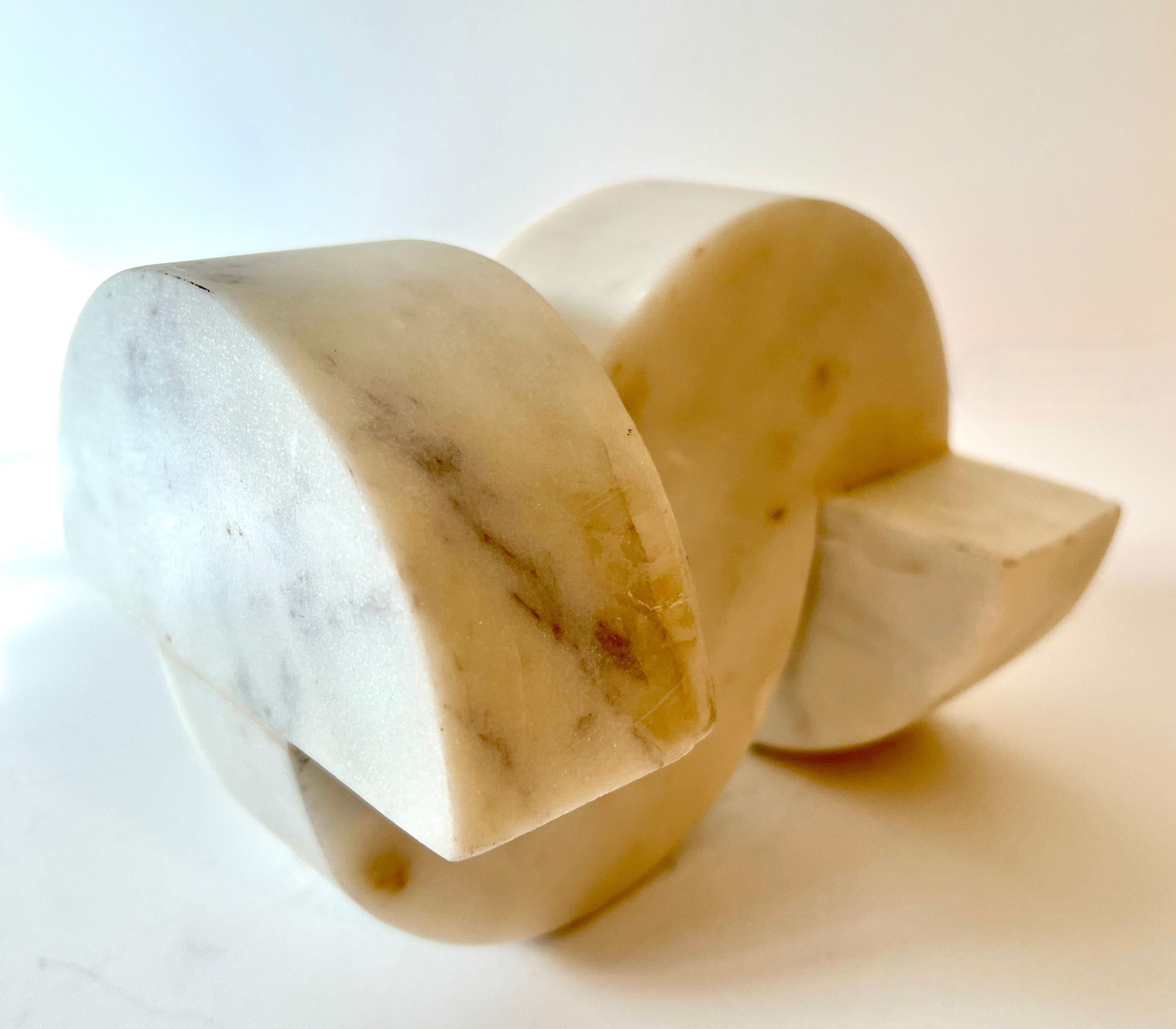 Sculpté à la main Serre-livres ou sculpture géométrique italienne organique en marbre de Carrare en vente