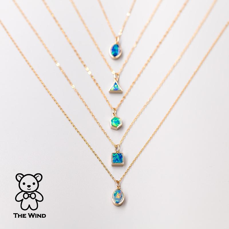 Taille ovale Pendentif en or jaune 14 carats avec opale doublet australienne de forme ovale géométrique en vente