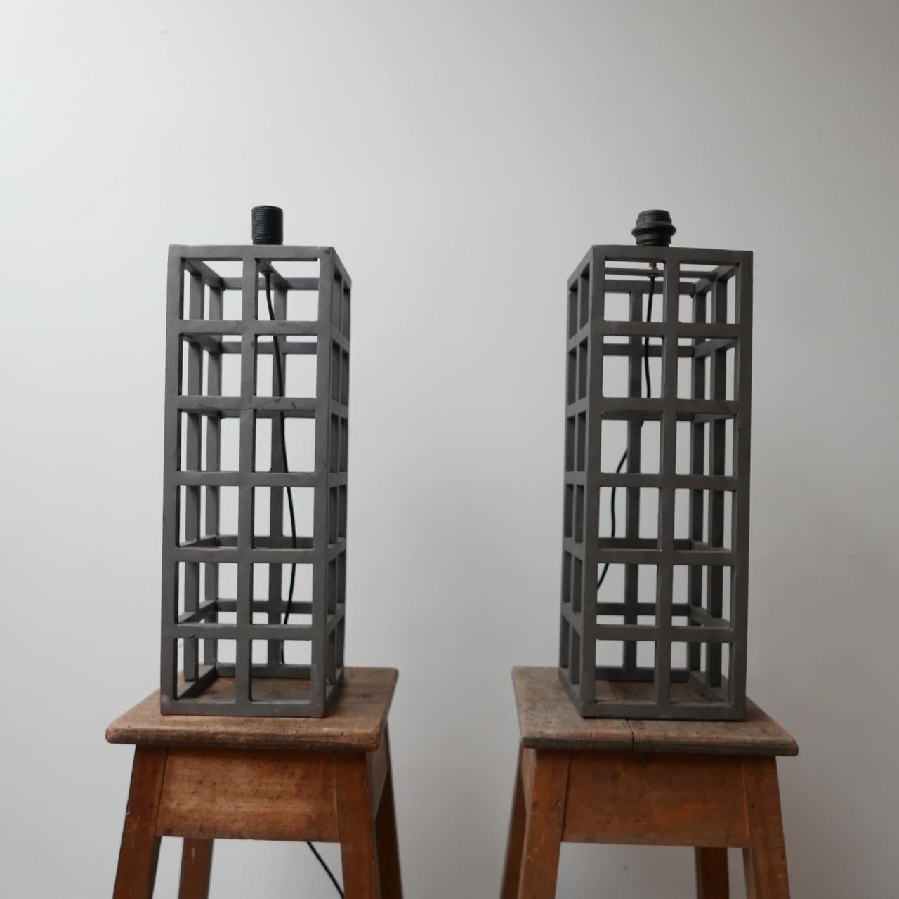 Una coppia di lampade da tavolo geometriche simili a un raschietto per il cielo. 

Tedesco, anni '80 circa. 

Su misura. 

Metallo, pesante e di buona qualità. 

Ricablato e sottoposto a PAT test. 

Il prezzo si riferisce alla coppia.