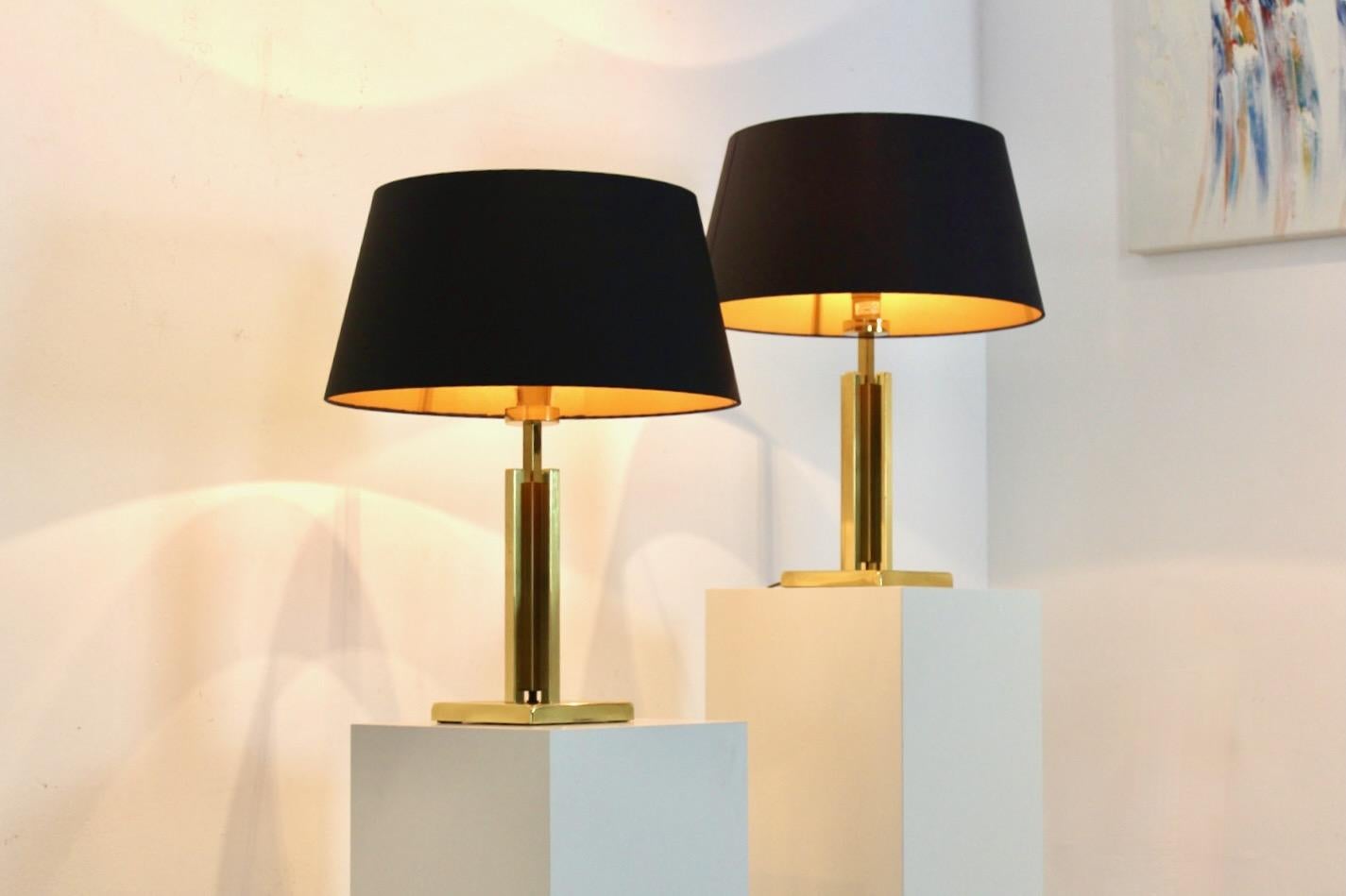 Mid-Century moderno Coppia geometrica di lampade da tavolo Boulanger in ottone della modernità di metà secolo in vendita
