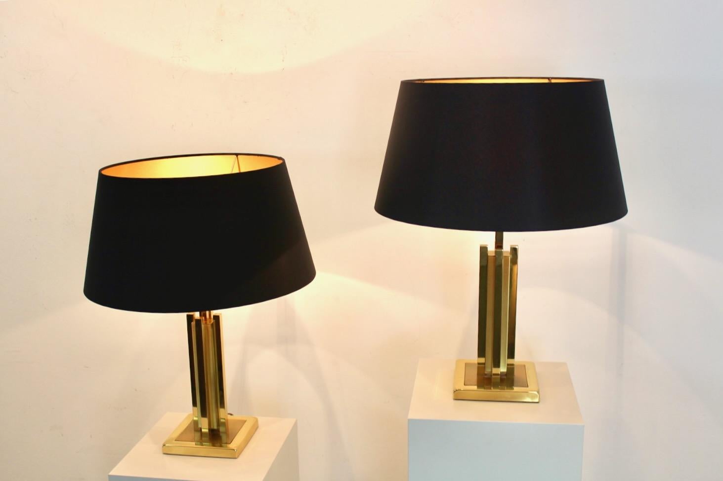 Belga Coppia geometrica di lampade da tavolo Boulanger in ottone della modernità di metà secolo in vendita