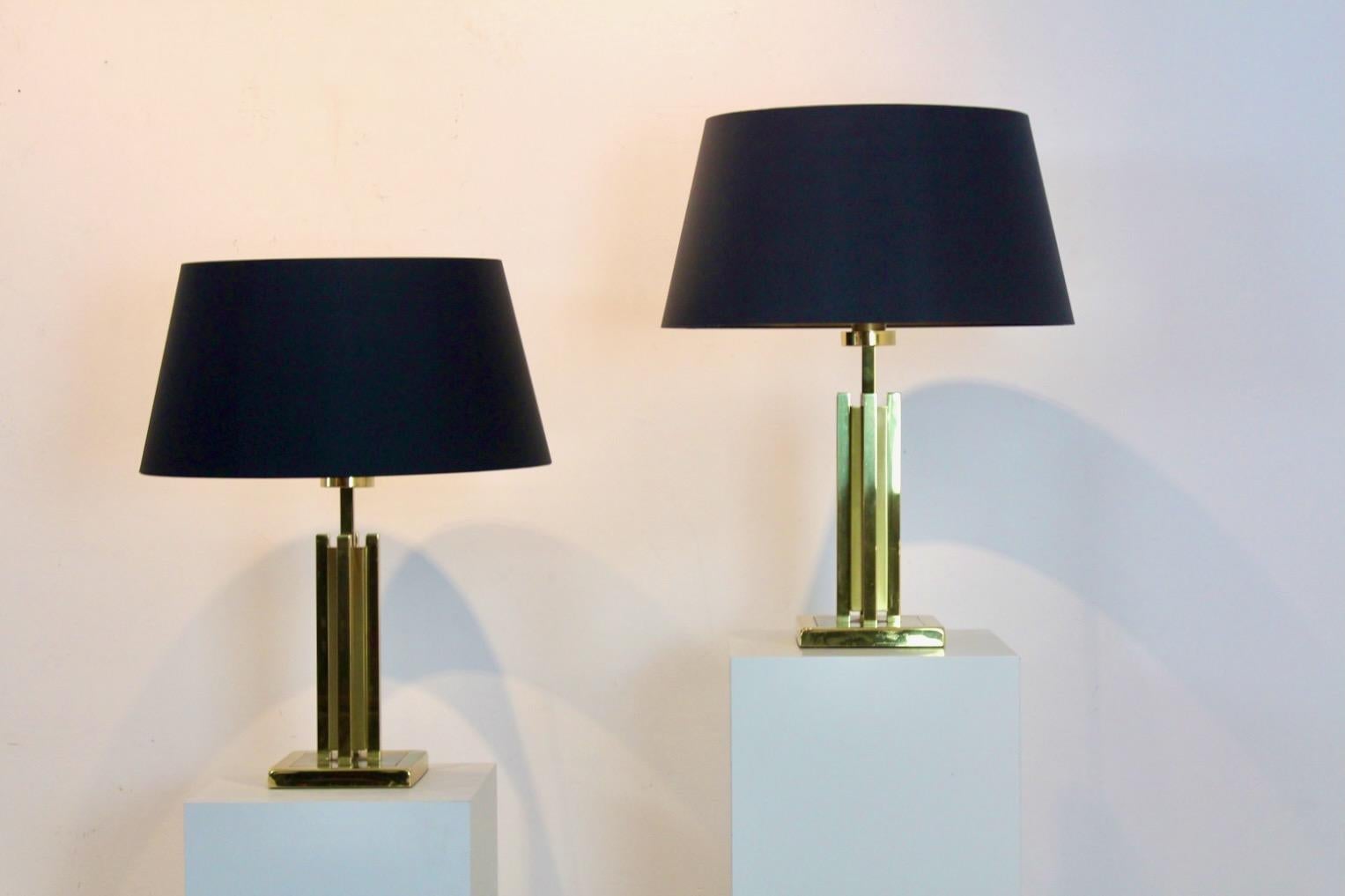 XX secolo Coppia geometrica di lampade da tavolo Boulanger in ottone della modernità di metà secolo in vendita