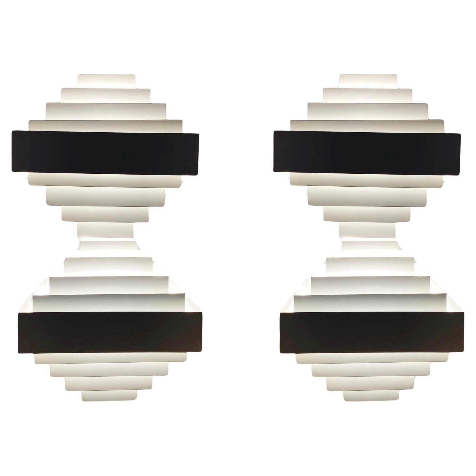 Geometrisches Paar Wandleuchten aus weißem Metall von Spectral, Freiburg, Deutschland, 1980er Jahre. Beide Lampen bestehen aus einer doppelten Raute, die aus horizontalen Bändern aus weiß emailliertem Metall gebildet wird, wodurch das Licht in