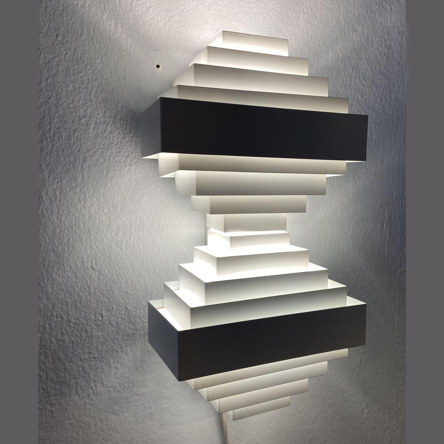 Mid-Century Modern Geometric pair of White Metal Wall Light by Spectral, 1980's For Sale