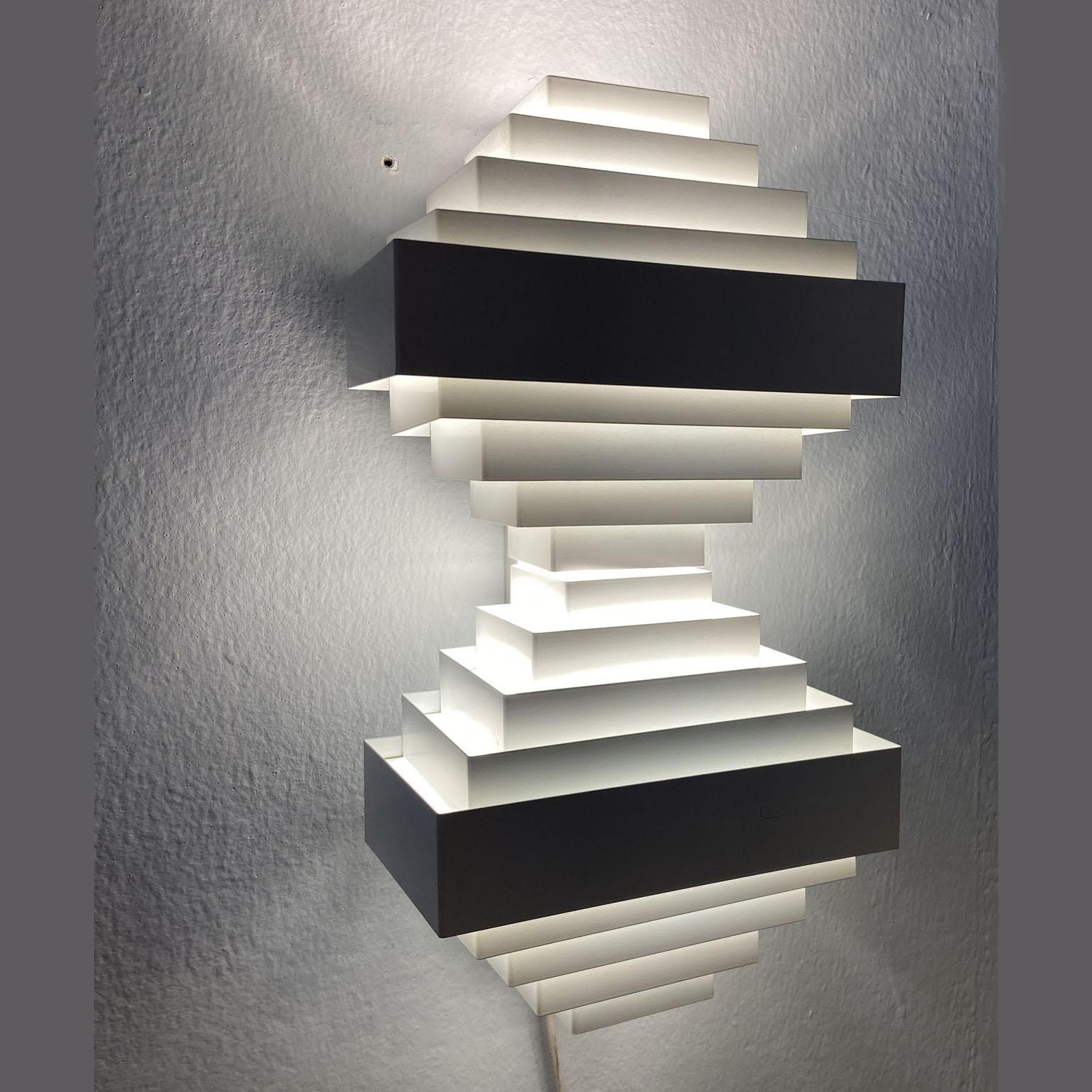 Mid-Century moderno Coppia geometrica di applique in metallo bianco di Spectral, anni '80 in vendita