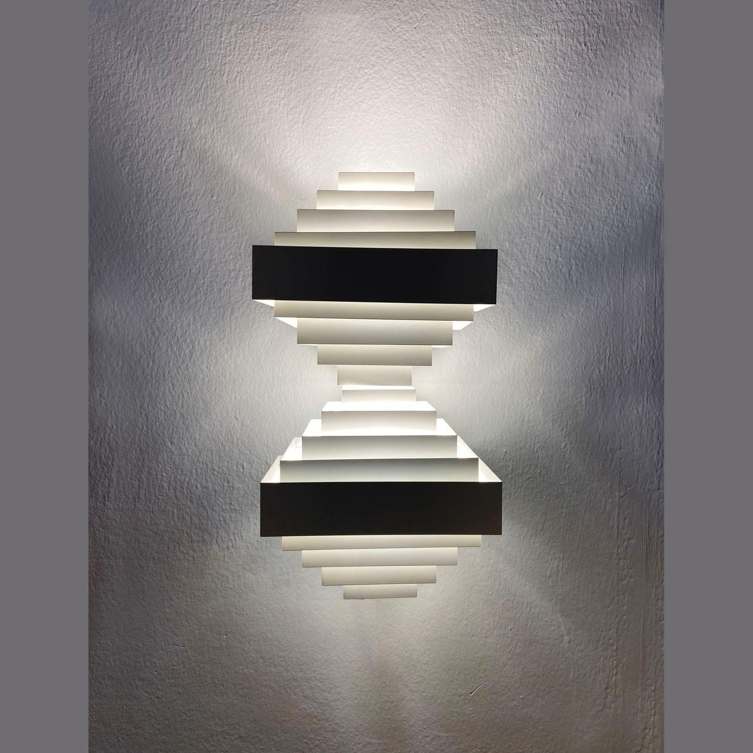Geometric pair of White Metal Wall Light by Spectral, 1980's In Excellent Condition For Sale In London, GB