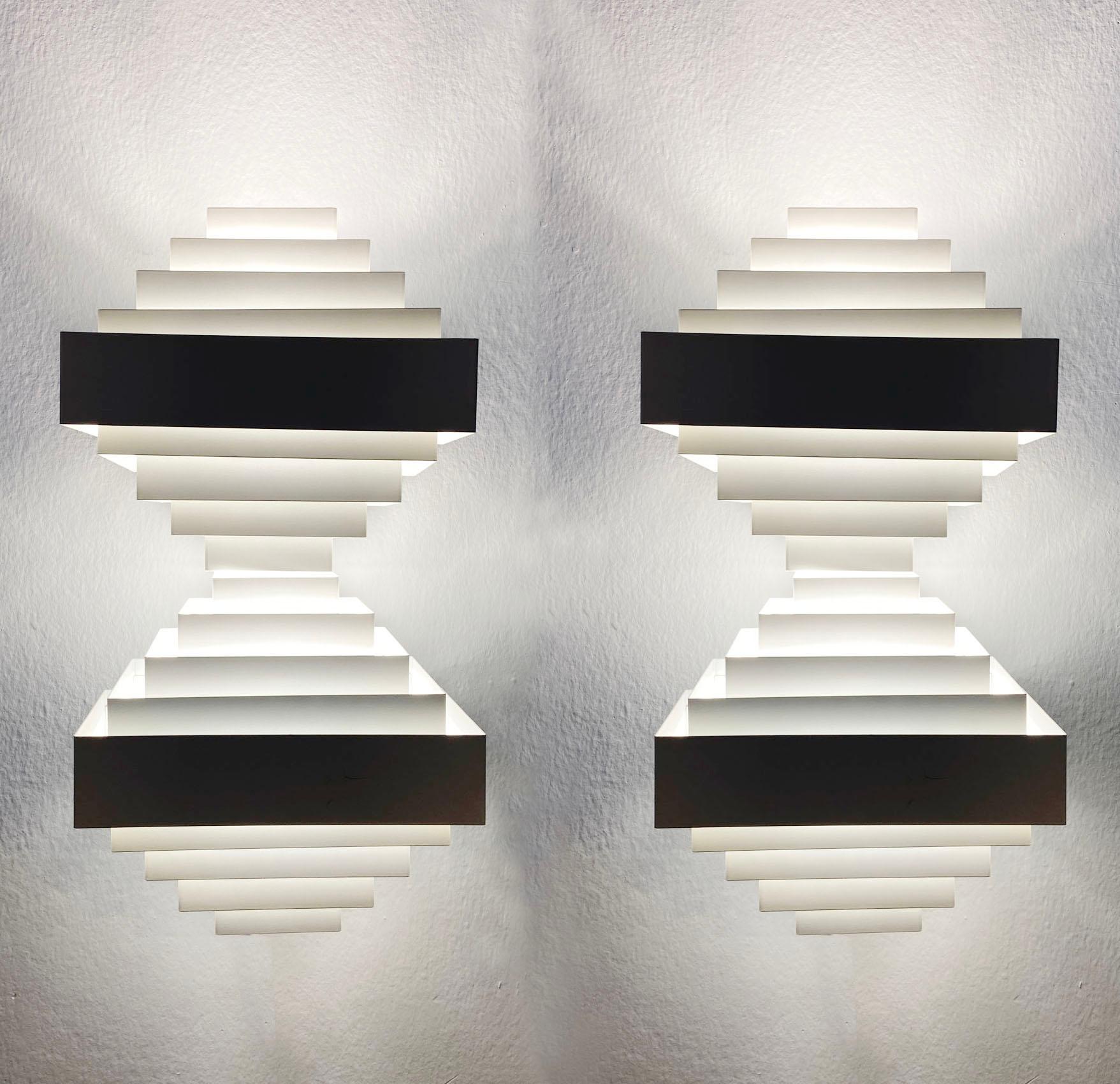 Late 20th Century Geometric pair of White Metal Wall Light by Spectral, 1980's For Sale