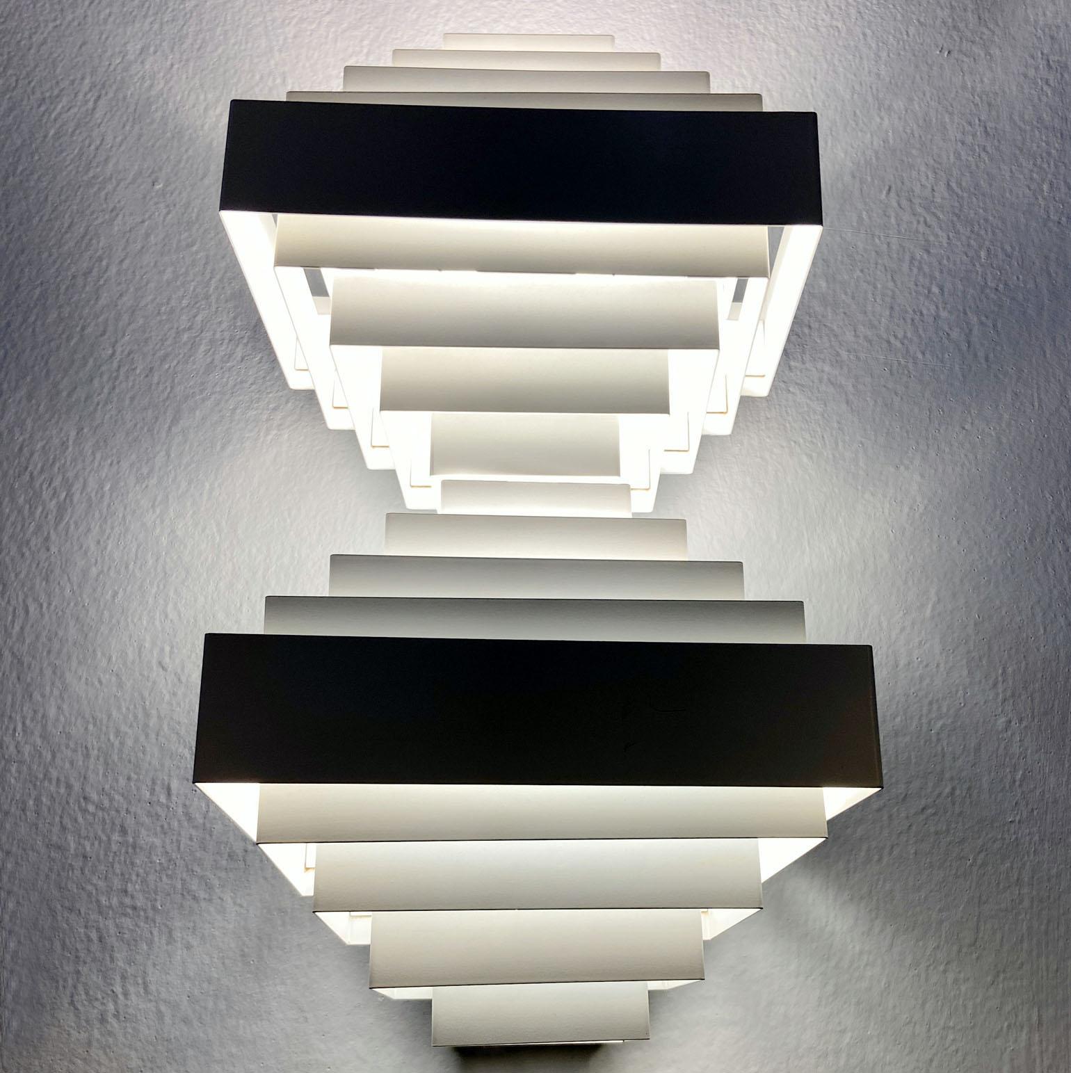 Geometric pair of White Metal Wall Light by Spectral, 1980's For Sale 1