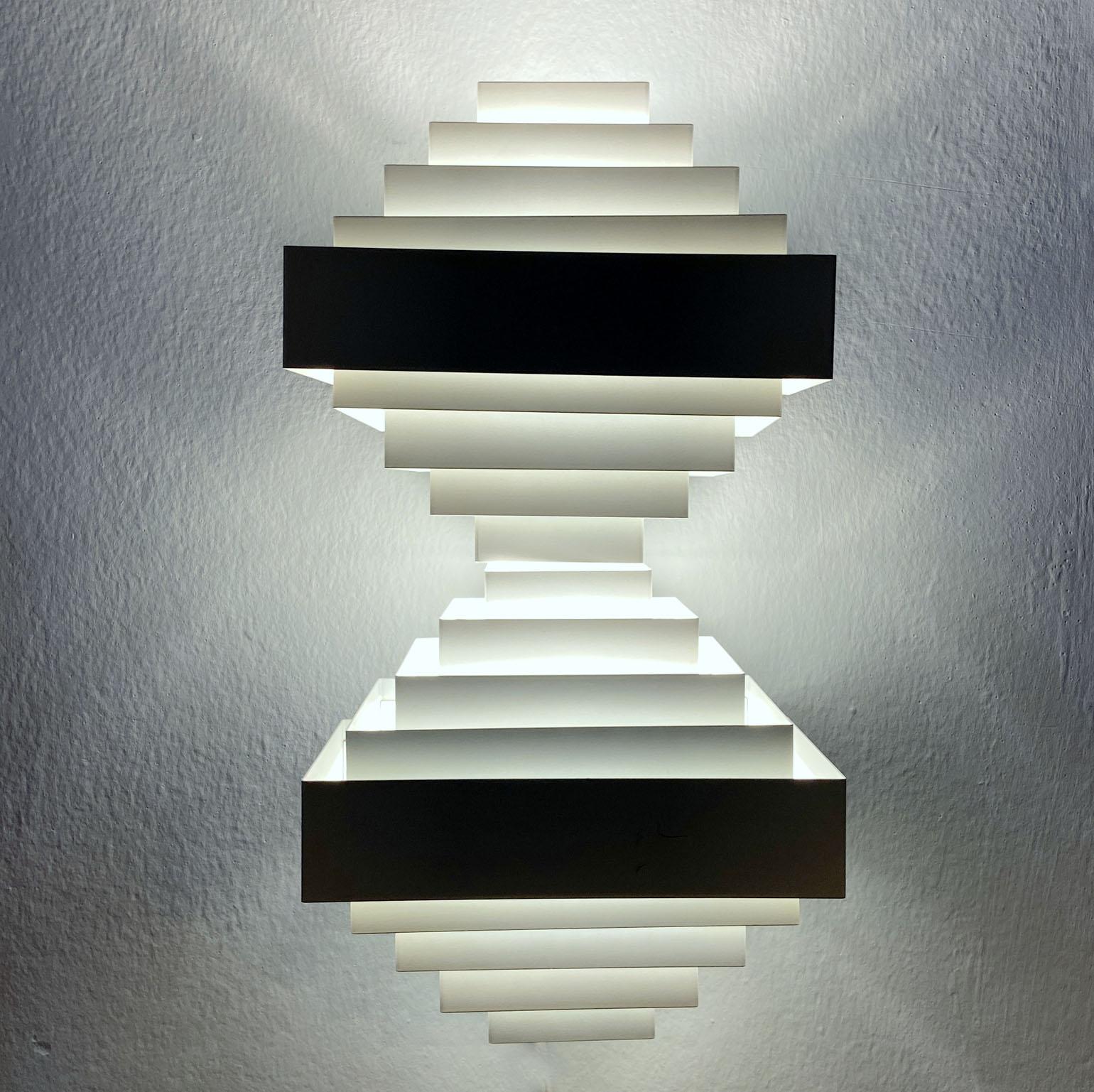 Geometric pair of White Metal Wall Light by Spectral, 1980's For Sale 2