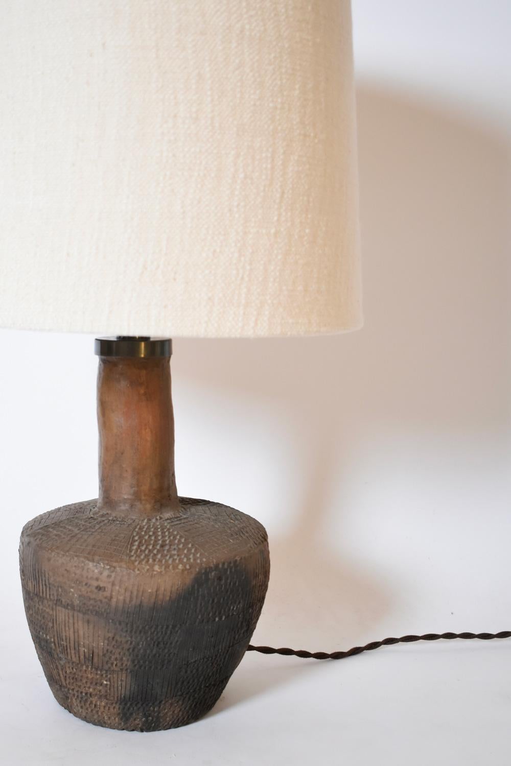 Geometric pattern african brown ceramic lamp, 1970s Africano en venta
