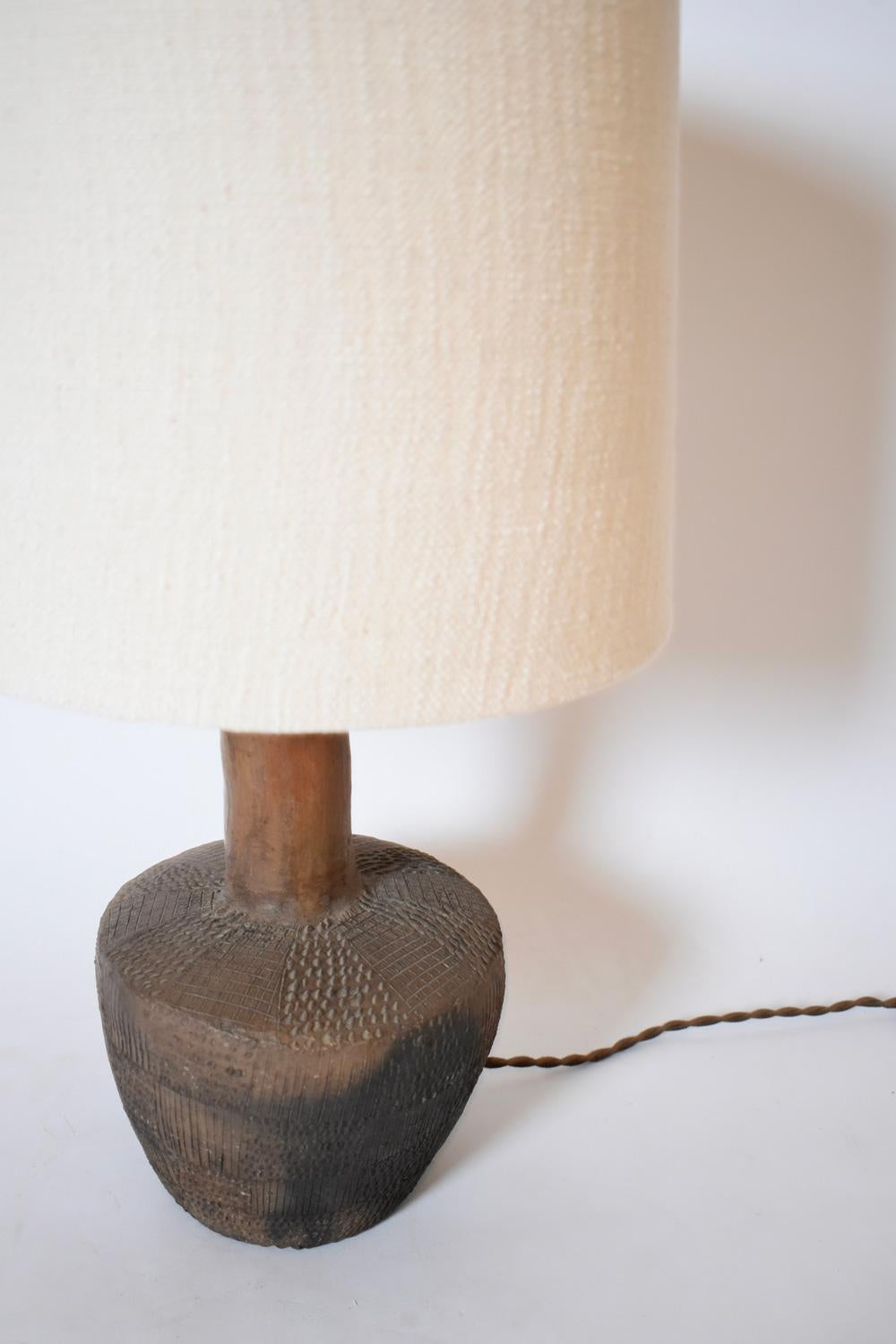 Geometric pattern african brown ceramic lamp, 1970s en Excelente estado para la venta en Lisboa, PT