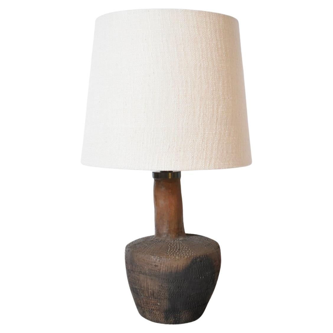 Geometric pattern african brown ceramic lamp, 1970s en venta
