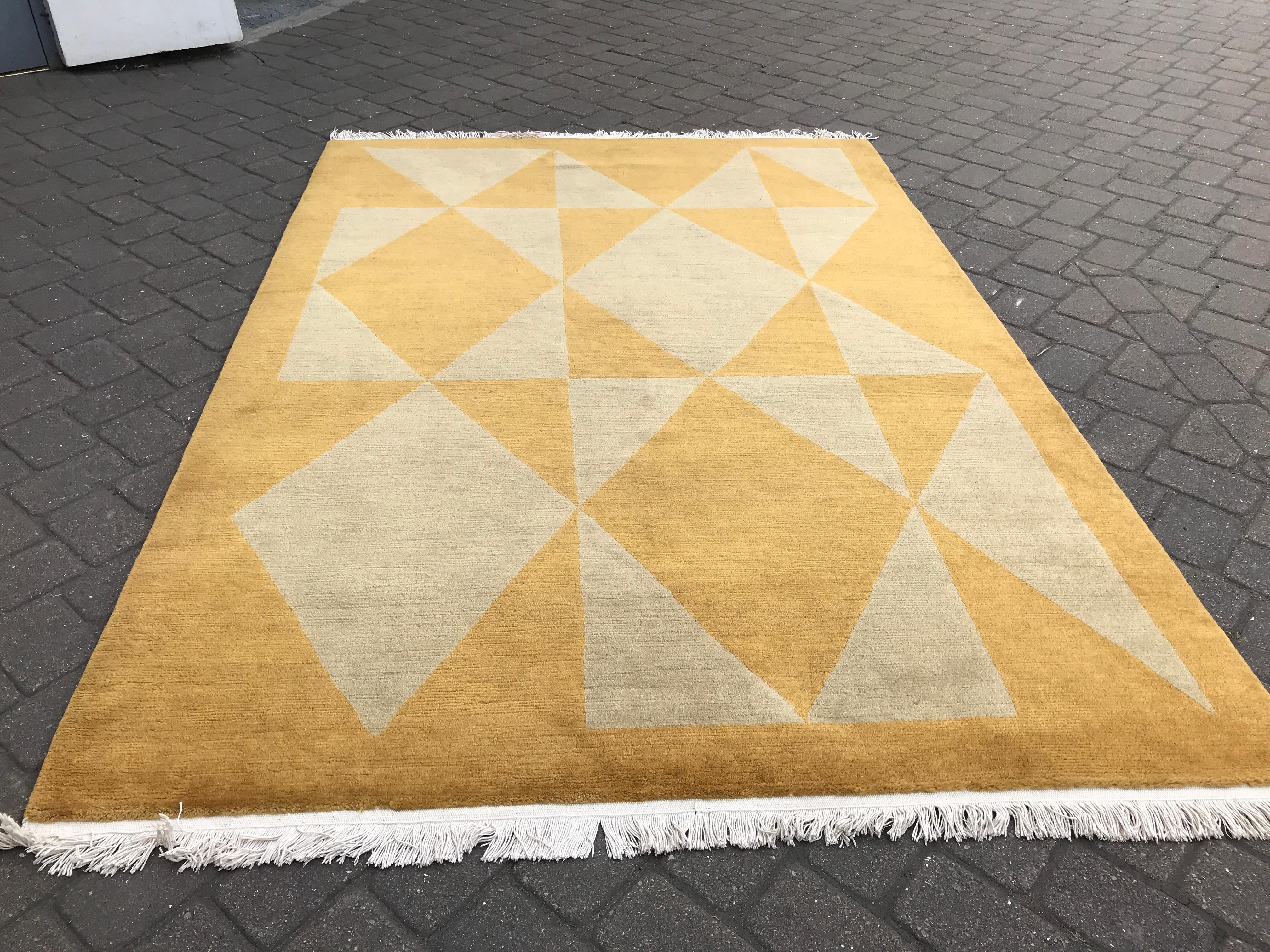 Geometric pattern rug
Colors: brown, taupe, beige, yellow.