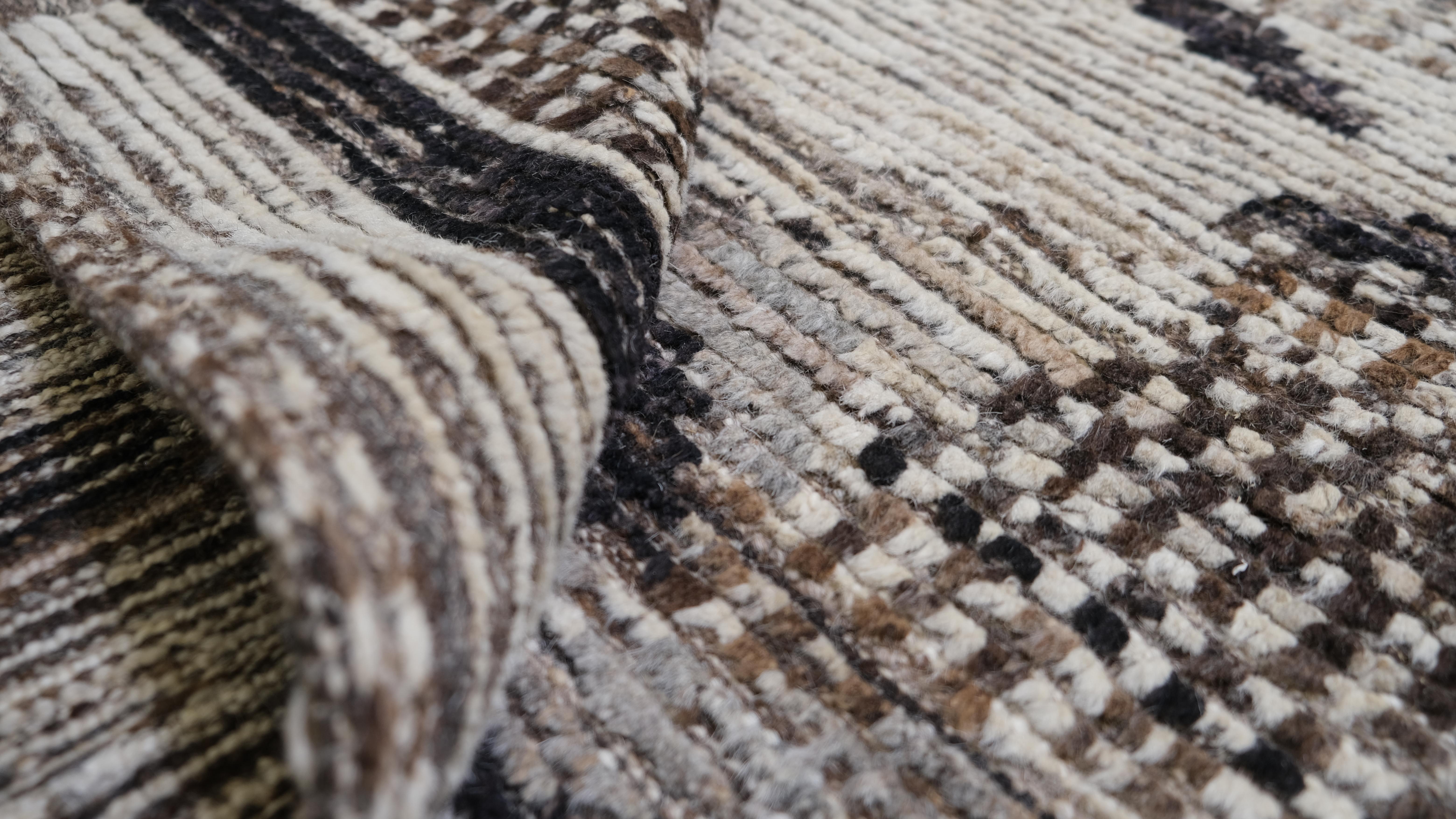 Geometrisches Muster mit Textur in schwarzer, elfenbeinfarbener und brauner Wolle  12'8''x14'9'' (Moderne) im Angebot