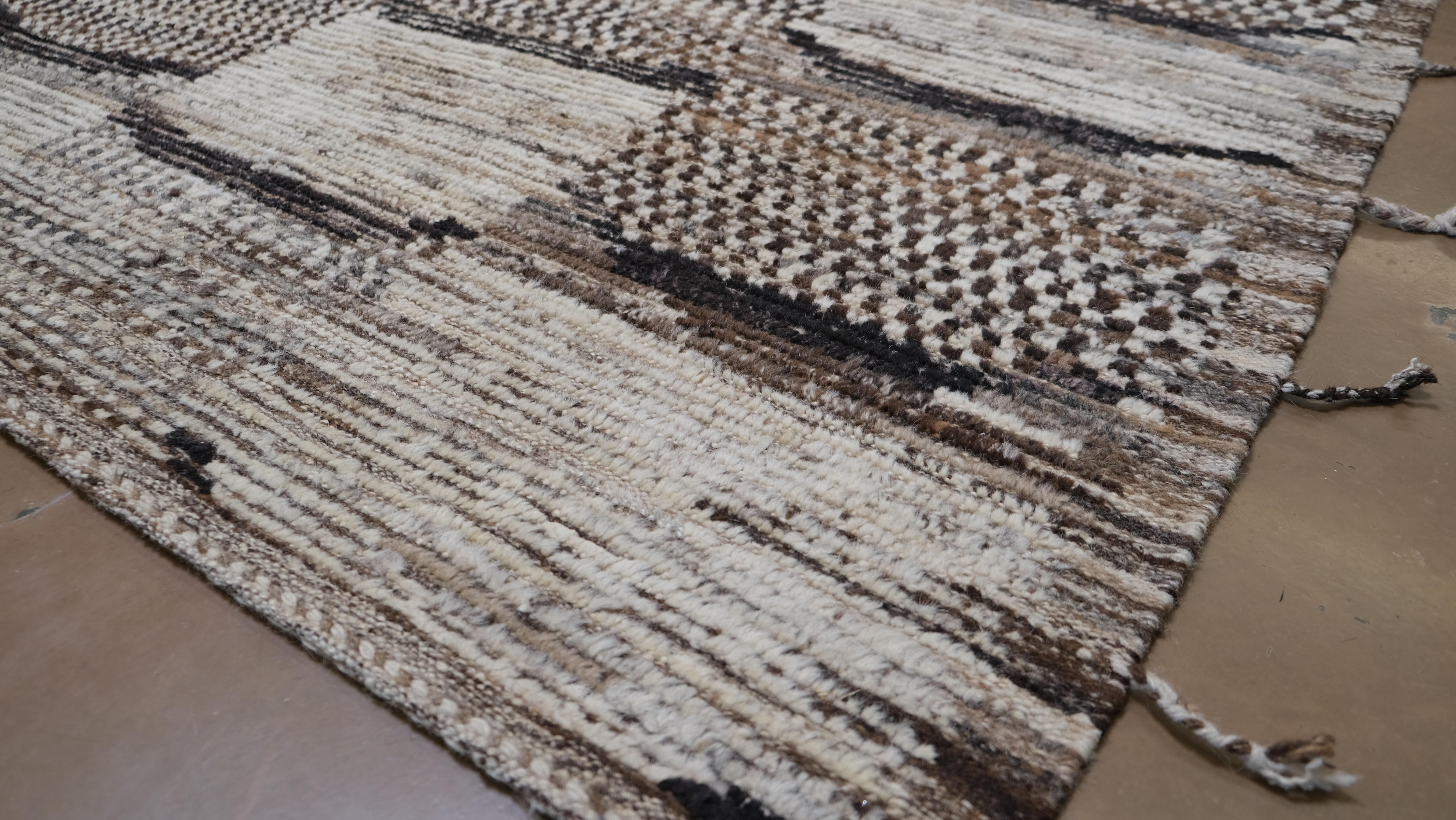 Geometrisches Muster mit Textur in schwarzer, elfenbeinfarbener und brauner Wolle  12'8''x14'9'' (Afghanisch) im Angebot