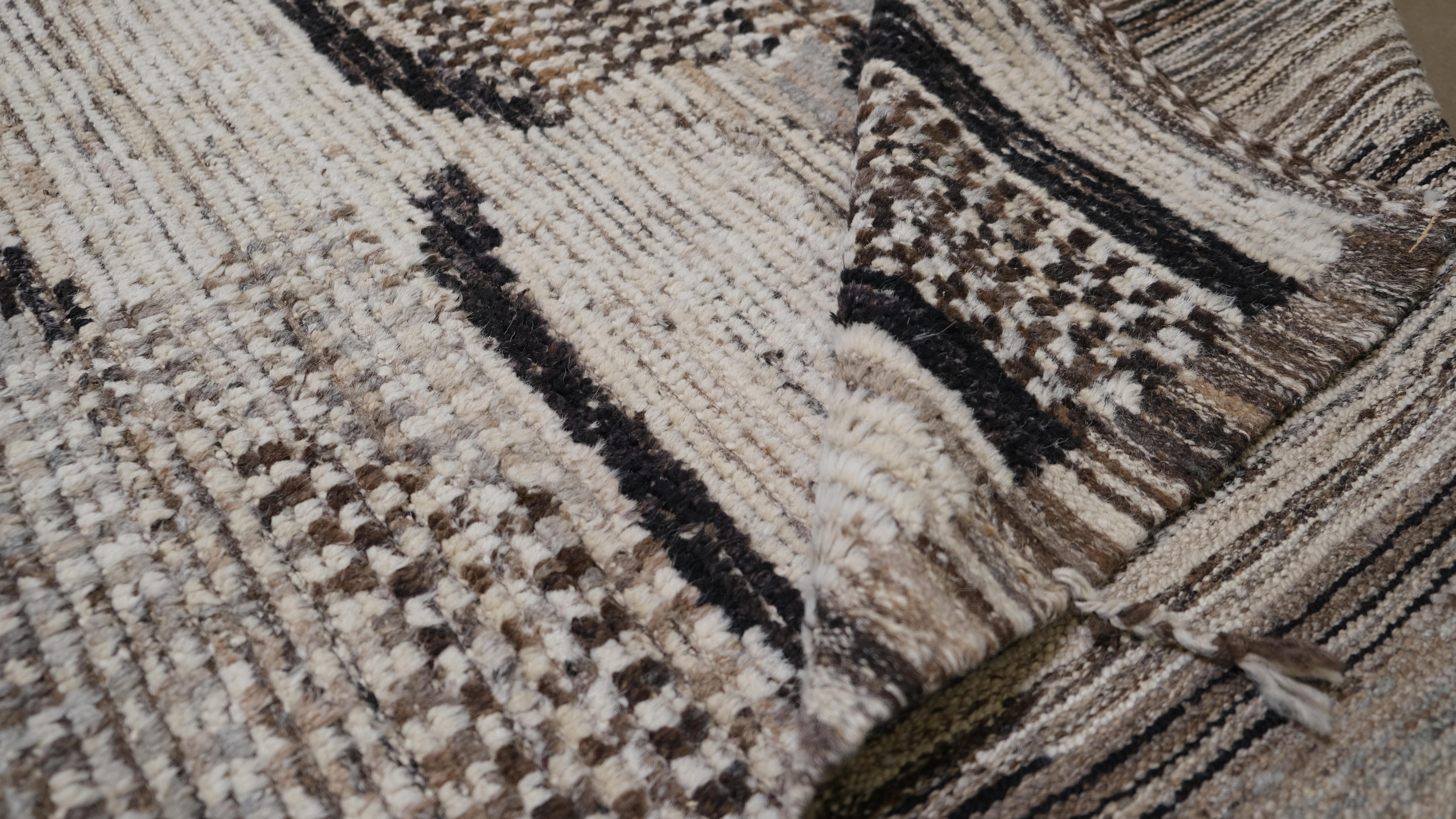 Geometrisches Muster mit Textur in schwarzer, elfenbeinfarbener und brauner Wolle  12'8''x14'9'' (Handgeknüpft) im Angebot
