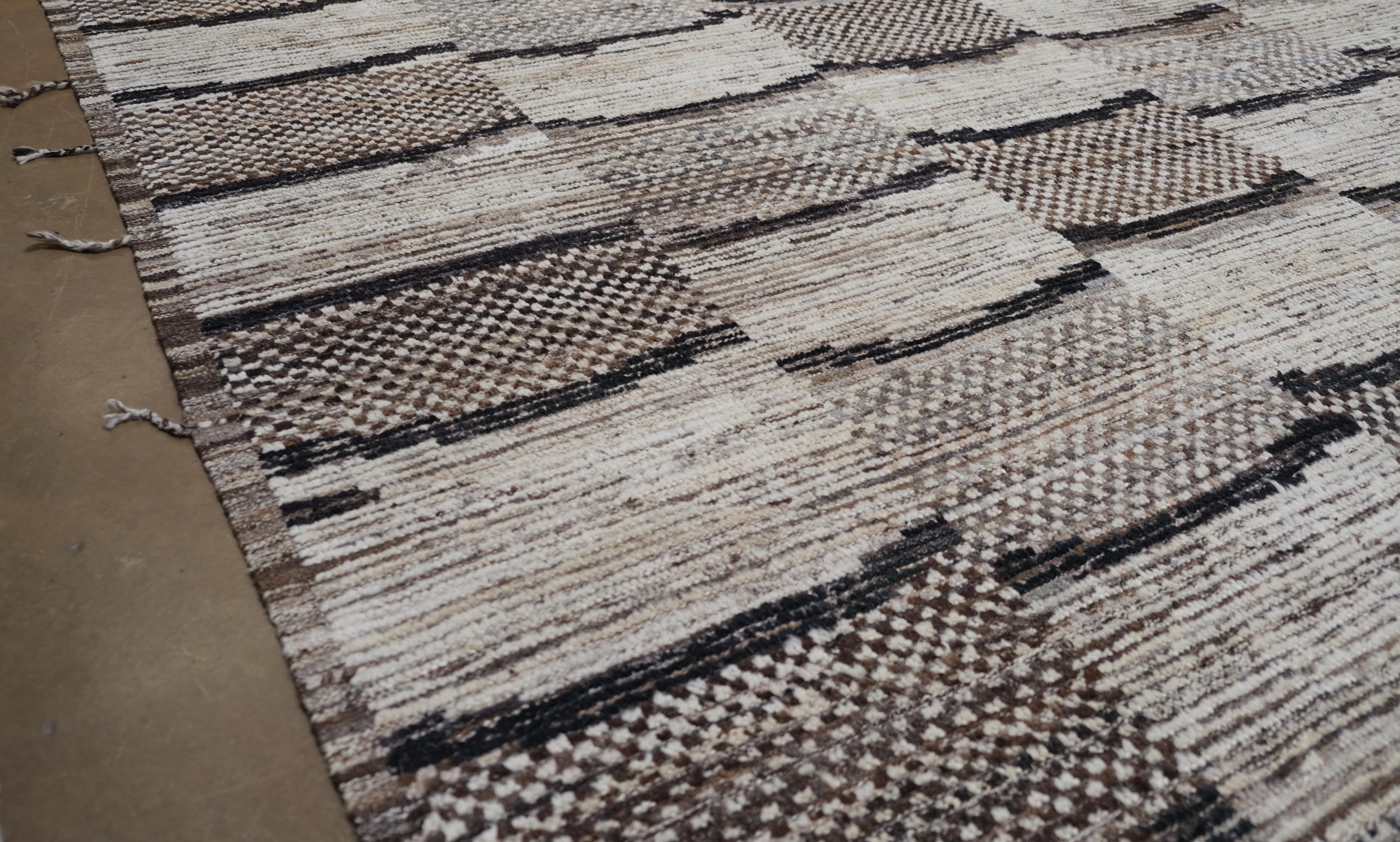 Geometrisches Muster mit Textur in schwarzer, elfenbeinfarbener und brauner Wolle  12'8''x14'9'' im Zustand „Neu“ im Angebot in Torrance, CA