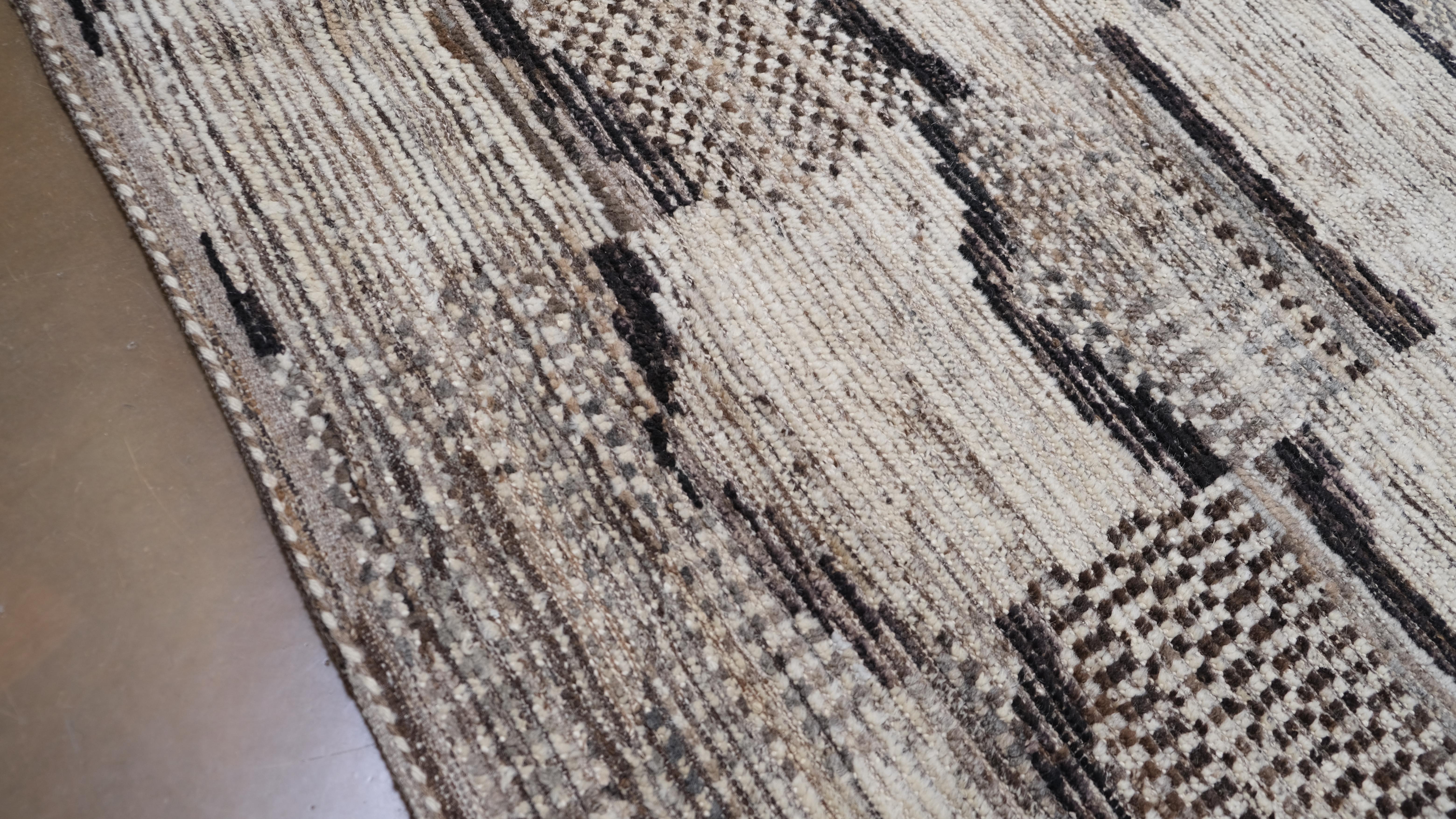 Geometrisches Muster mit Textur in schwarzer, elfenbeinfarbener und brauner Wolle  12'8''x14'9'' (21. Jahrhundert und zeitgenössisch) im Angebot