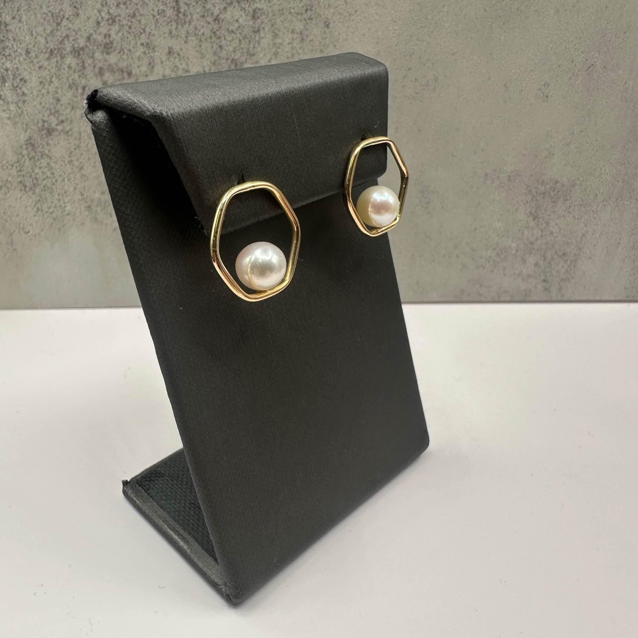 These elegant Geometric Pearl Earrings in 14kt yellow gold feature 8mm freshwater pearls, adding a classic yet modern touch to your jewelry collection. With a weight of 2.8 grams, these earrings offer a substantial feel without being heavy, making