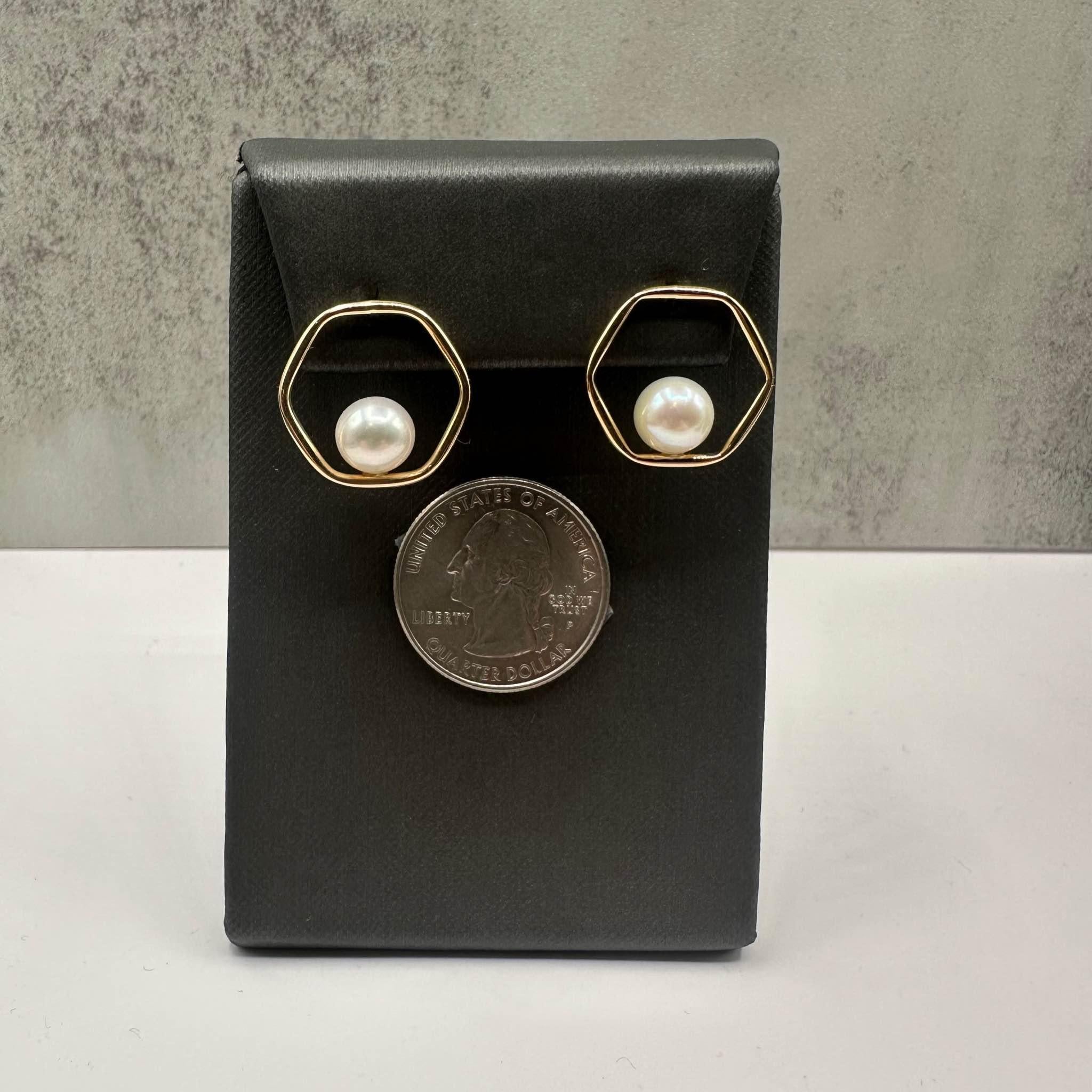 Geometric Pearl Earrings in 14kt Yellow Gold - 8mm Freshwater Pearls, 2.8g, New In New Condition For Sale In West Hempstead, NY