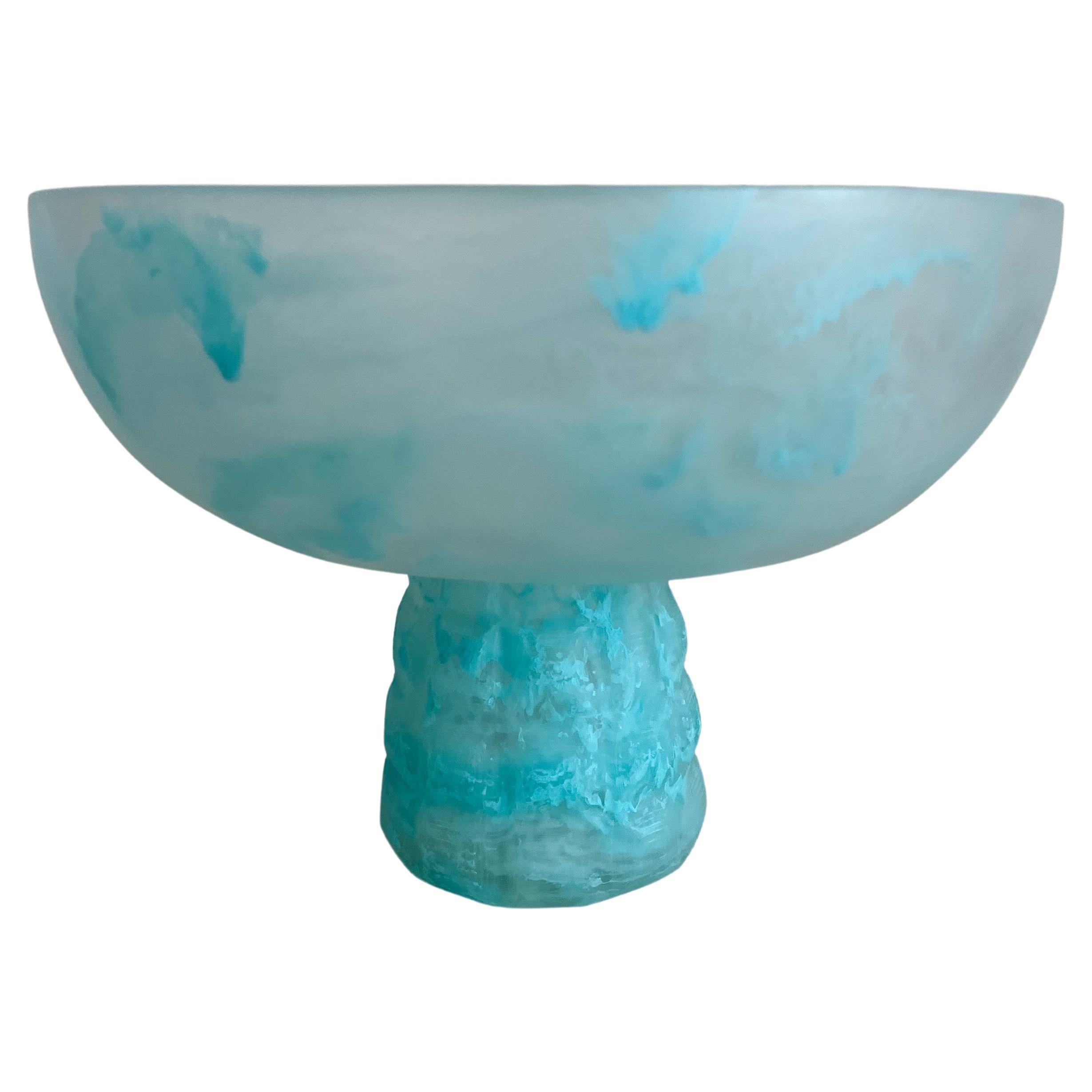 Cuenco geométrico de pedestal en resina Aqua jaspeada by Paola Valle