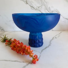Ciotola con piedistallo geometrico in resina marmorizzata blu di Paola Valle