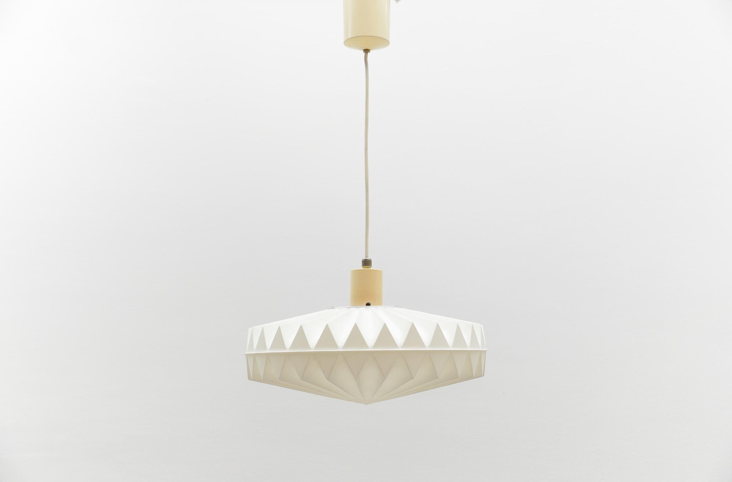 Plafonnier d'Aloys F. Gangkofner pour Erco Leuchten, Allemagne Lüdenscheid années 1960.

Une lampe très intéressante et décorative. 

1 x douille d'ampoule à vis E27 Edison, recâblée et en état de marche. Il fonctionne à la fois sur 110/230 volts.