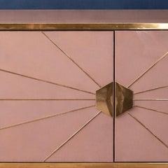 Buffet géométrique en verre opalin rose avec accents en laiton
