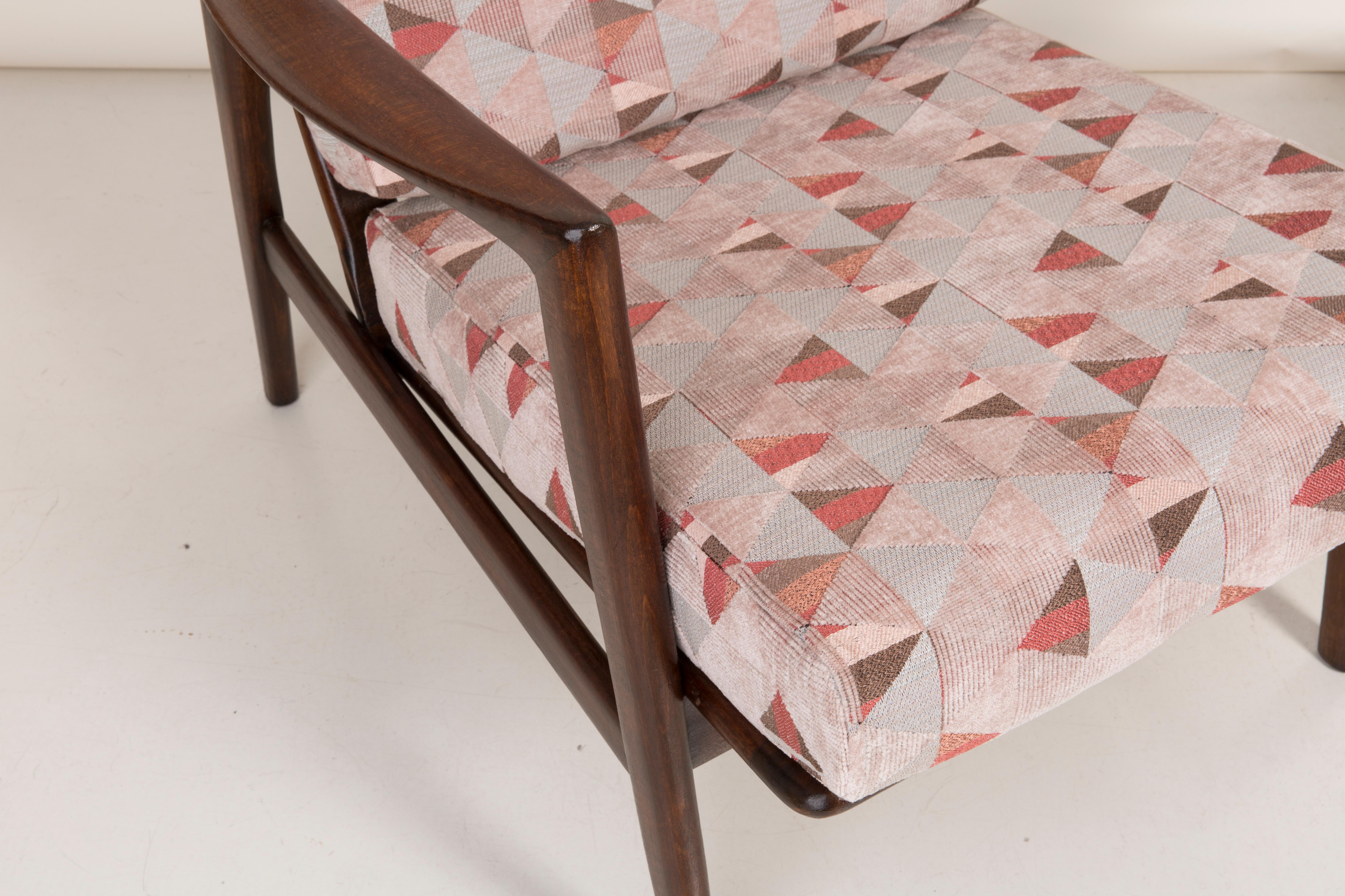 Geometric Pink Print Velvet Armchair, 1960s, Poland In Excellent Condition For Sale In 05-080 Hornowek, PL