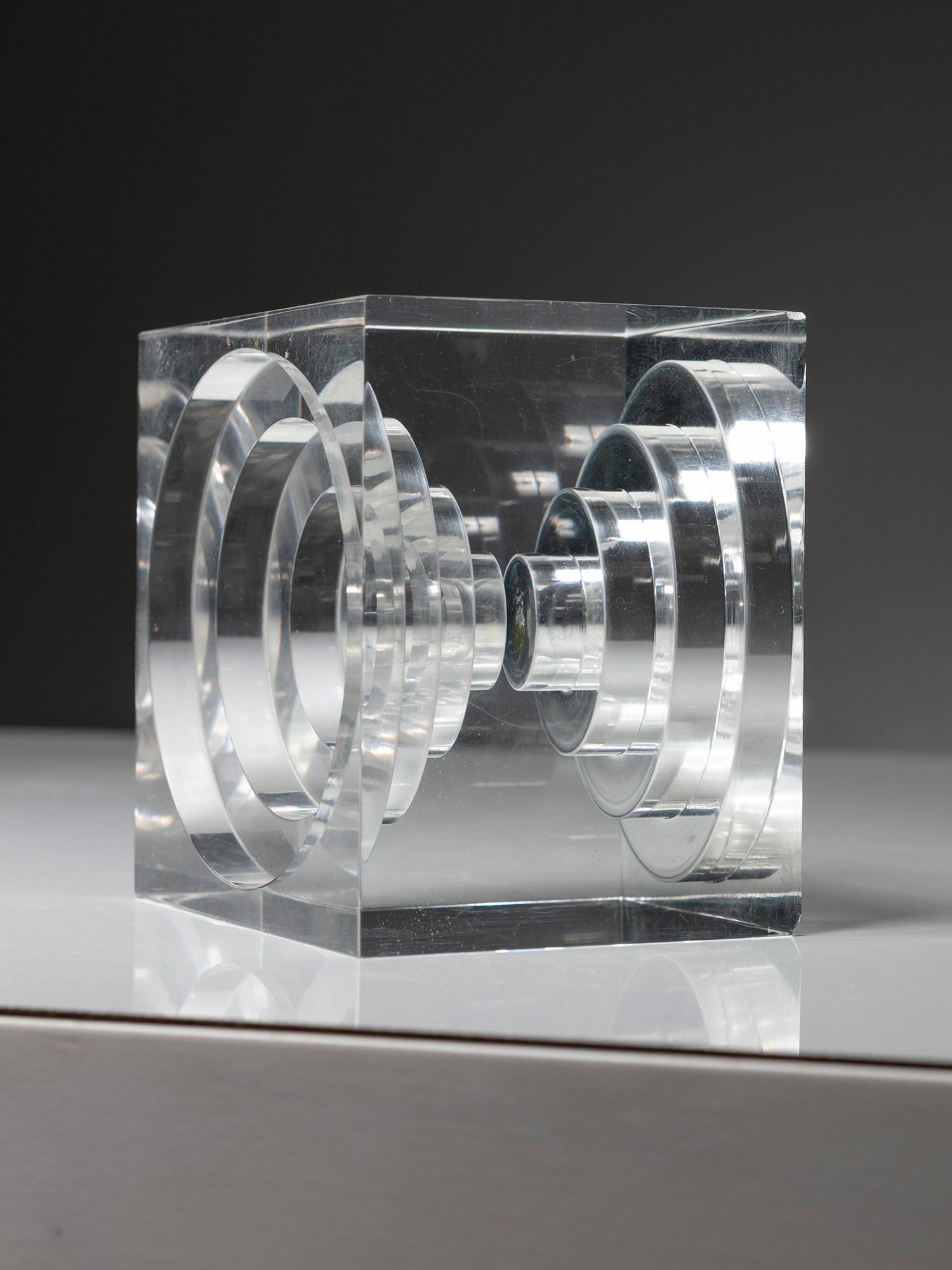 Scultura geometrica in plexiglass prodotta da Guzzini.
Pezzo solido cubico con cavità rotonde.