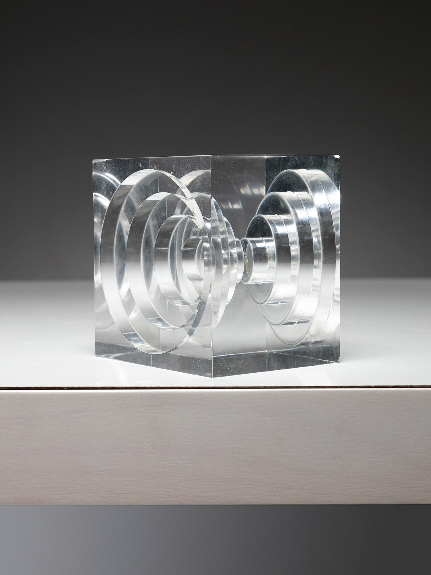 Italiano Scultura da tavolo geometrica in plexiglass di Guzzini, Italia, anni '70 in vendita