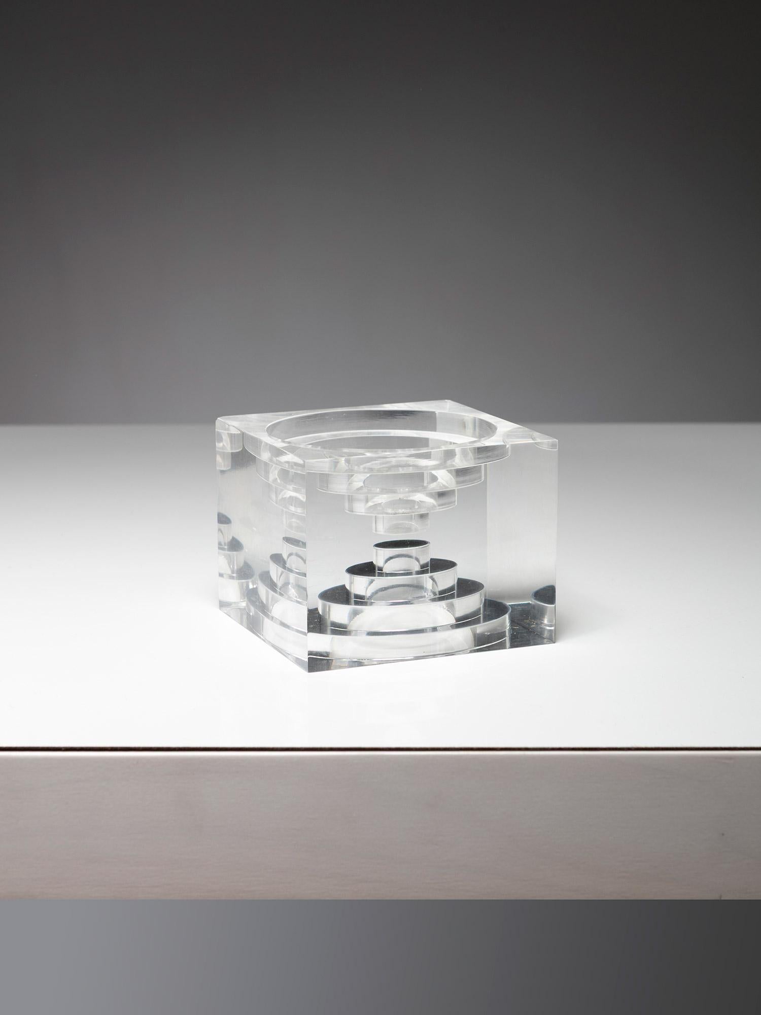 Scultura da tavolo geometrica in plexiglass di Guzzini, Italia, anni '70 In condizioni buone in vendita a Milan, IT