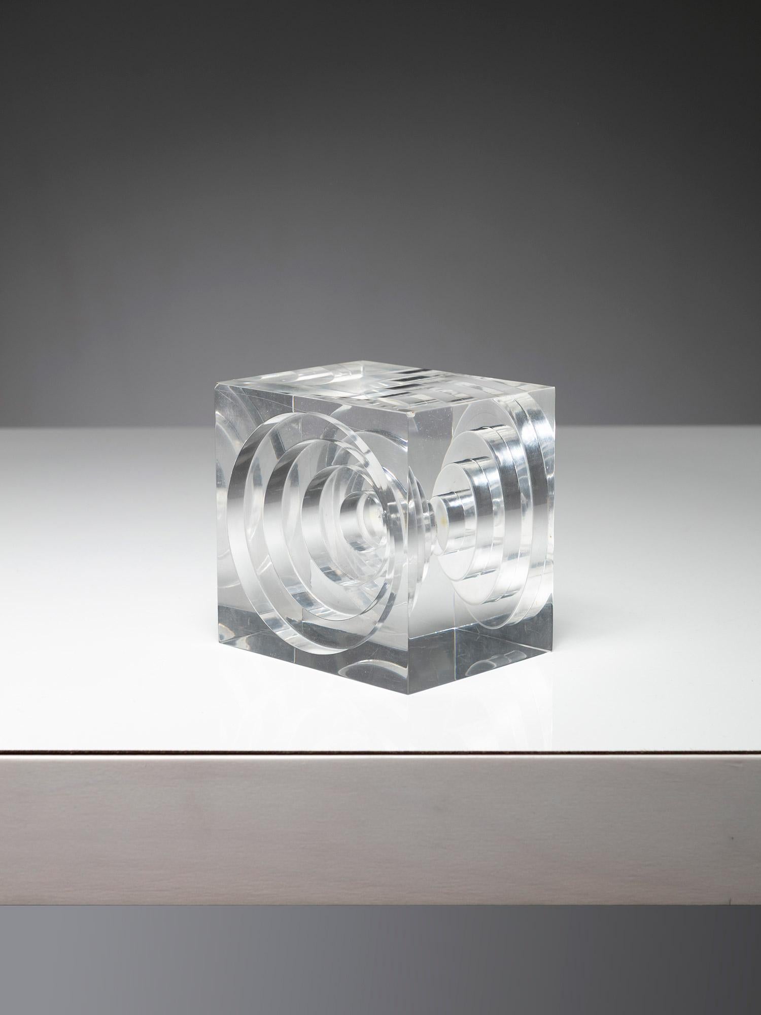 Fine XX secolo Scultura da tavolo geometrica in plexiglass di Guzzini, Italia, anni '70 in vendita