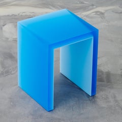 Mesa auxiliar/taburete moderno geométrico Pure Shift de resina epoxi en azul by Facture