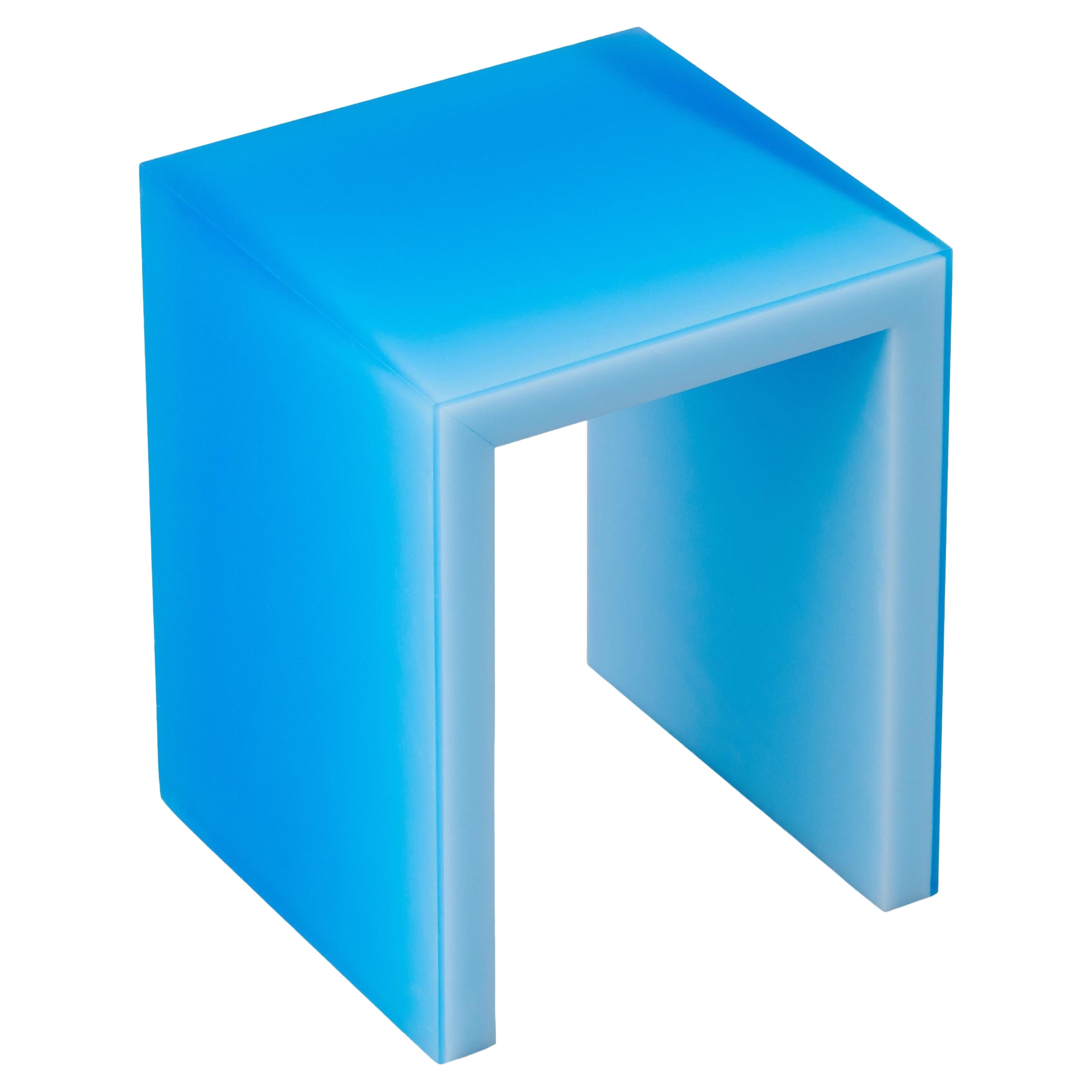 Mesa auxiliar/taburete moderno geométrico Pure Shift de resina epoxi en azul by Facture