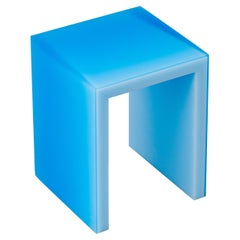 Mesa auxiliar/taburete moderno geométrico Pure Shift de resina epoxi en azul by Facture