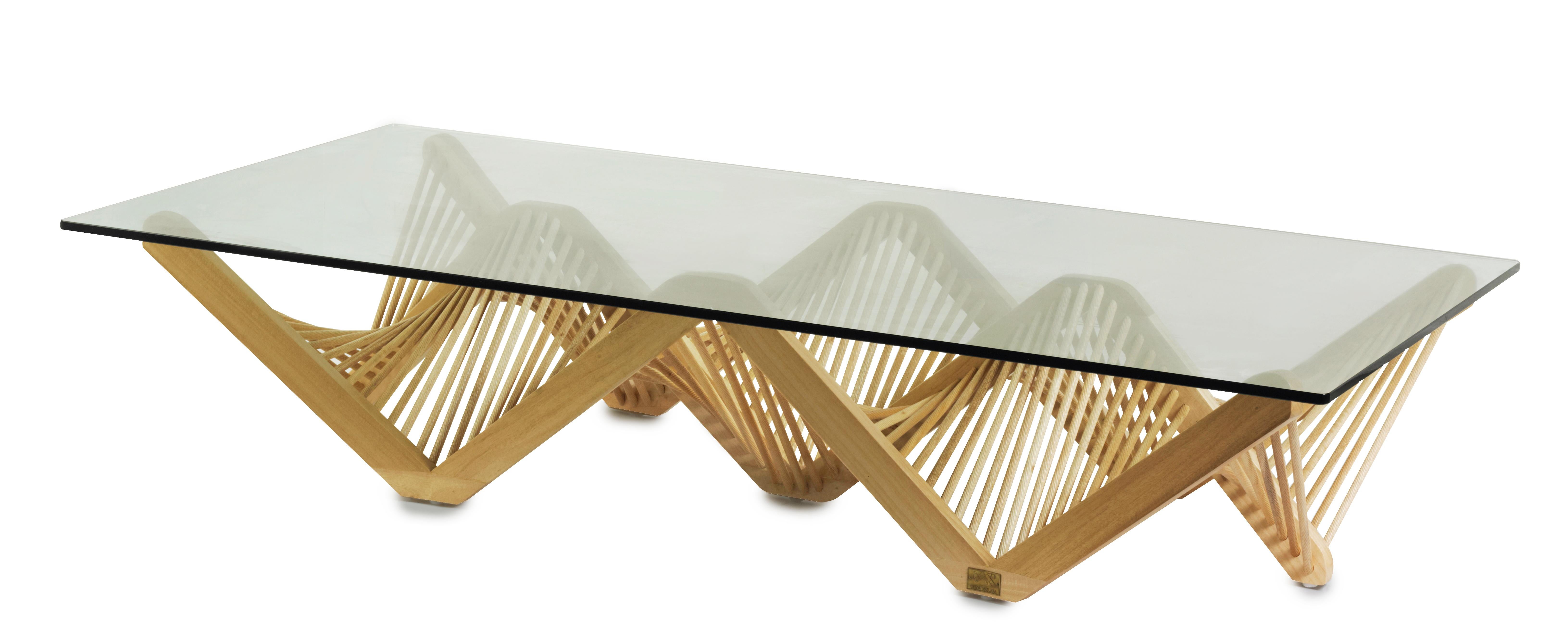 Ce design innovant, conçu par Vito Selma, présente un arrangement captivant de formes géométriques fabriquées en bois de lauan. Le réseau audacieux de formes interconnectées ajoute un élément d'intrigue à l'ensemble du design. Avec sa construction